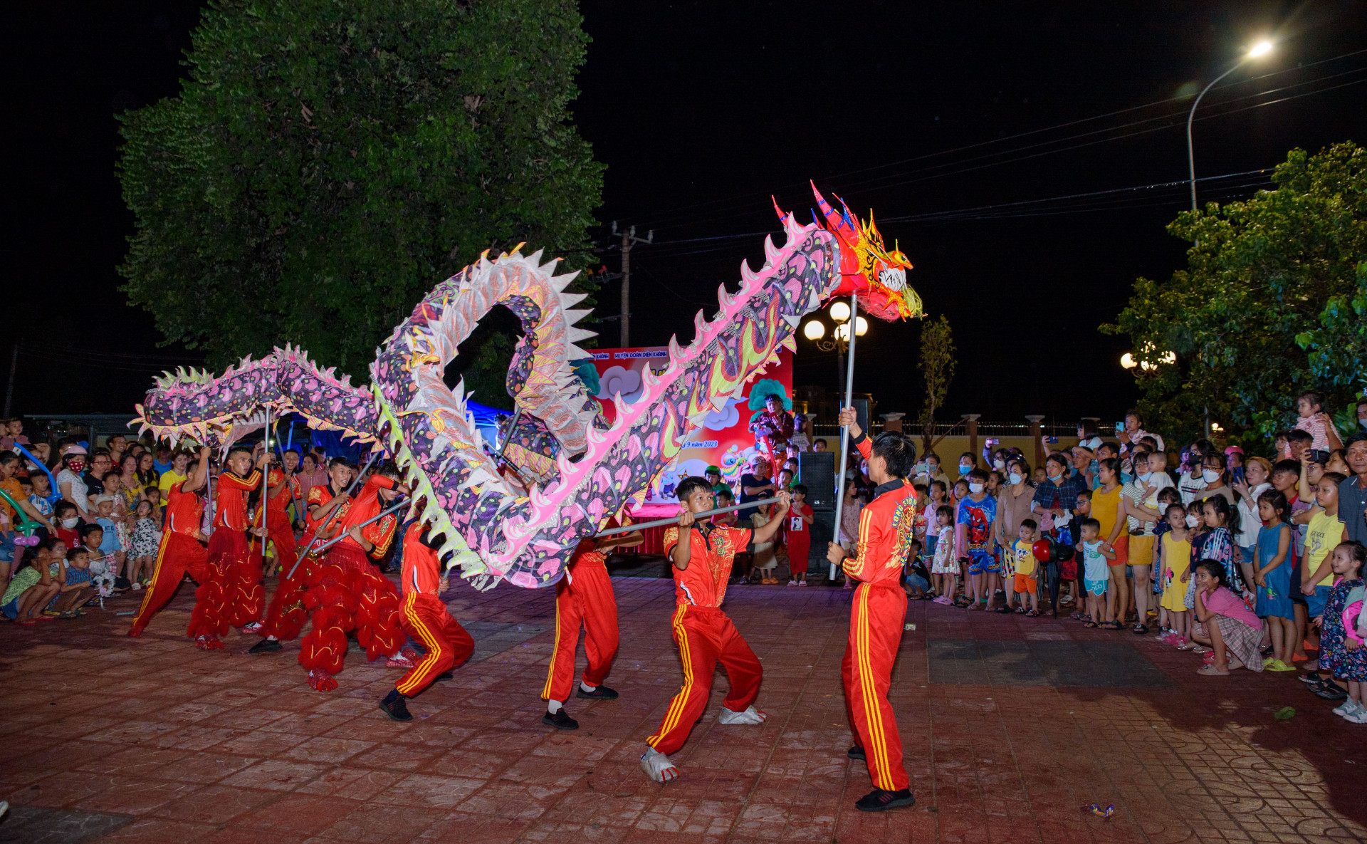 Fanpage Cộng đồng Diên Khánh phối hợp với các đoàn thể huyện Diên Khánh tổ chức hoạt động “Vui hội trăng rằm” cho trẻ em. 