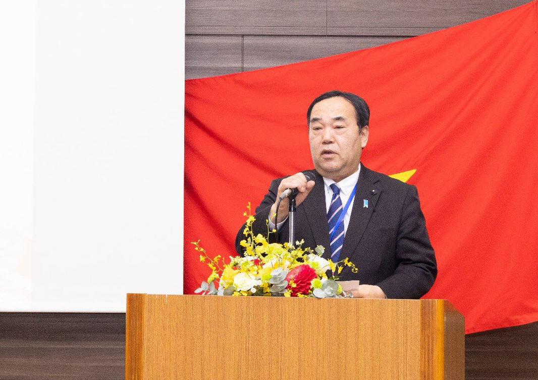 Chủ tịch Hội đồng tỉnh Hiroshima phát biểu tại hội nghị.
