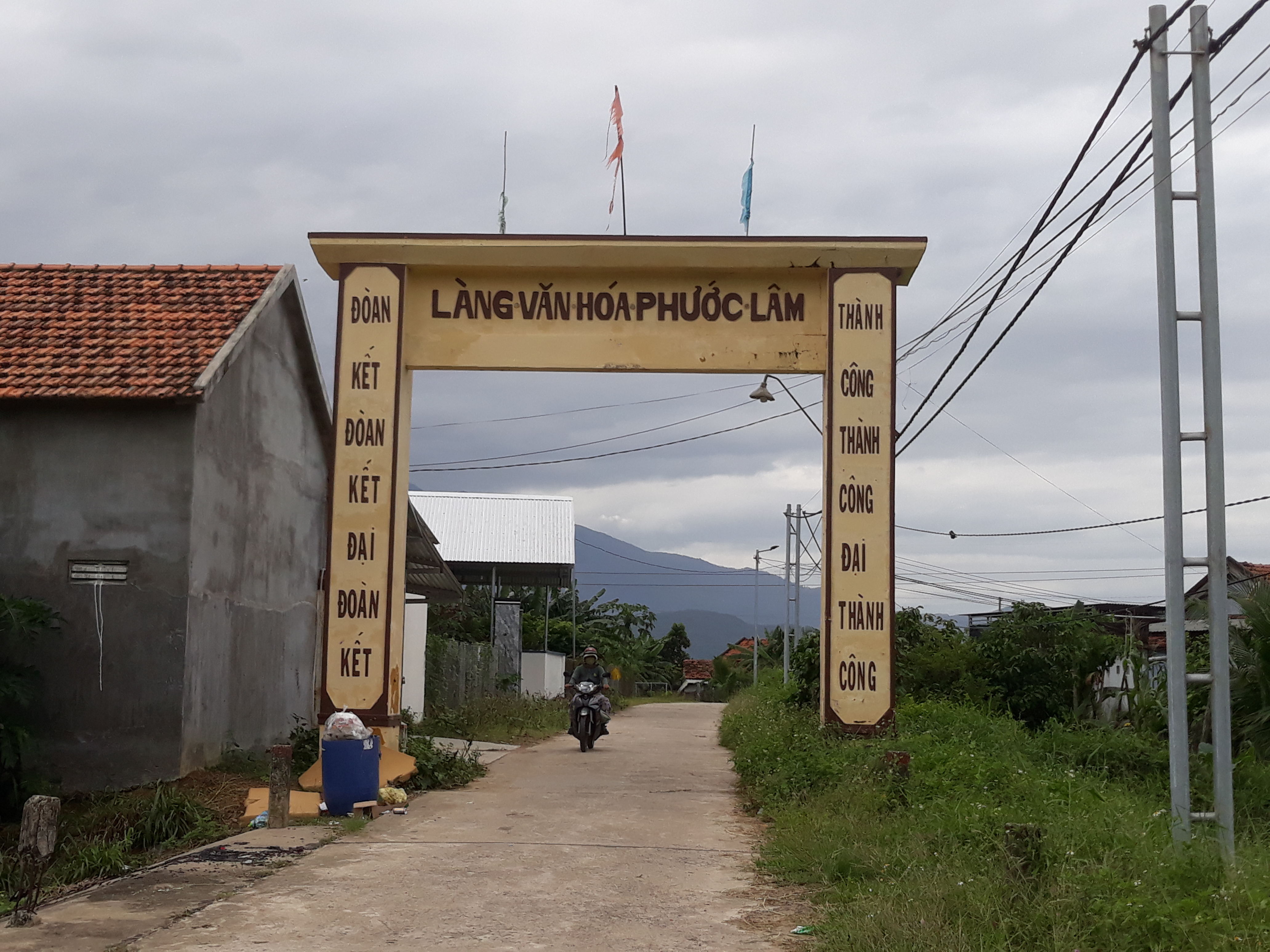 Cần thay mới cờ trang trí trên cổng chào