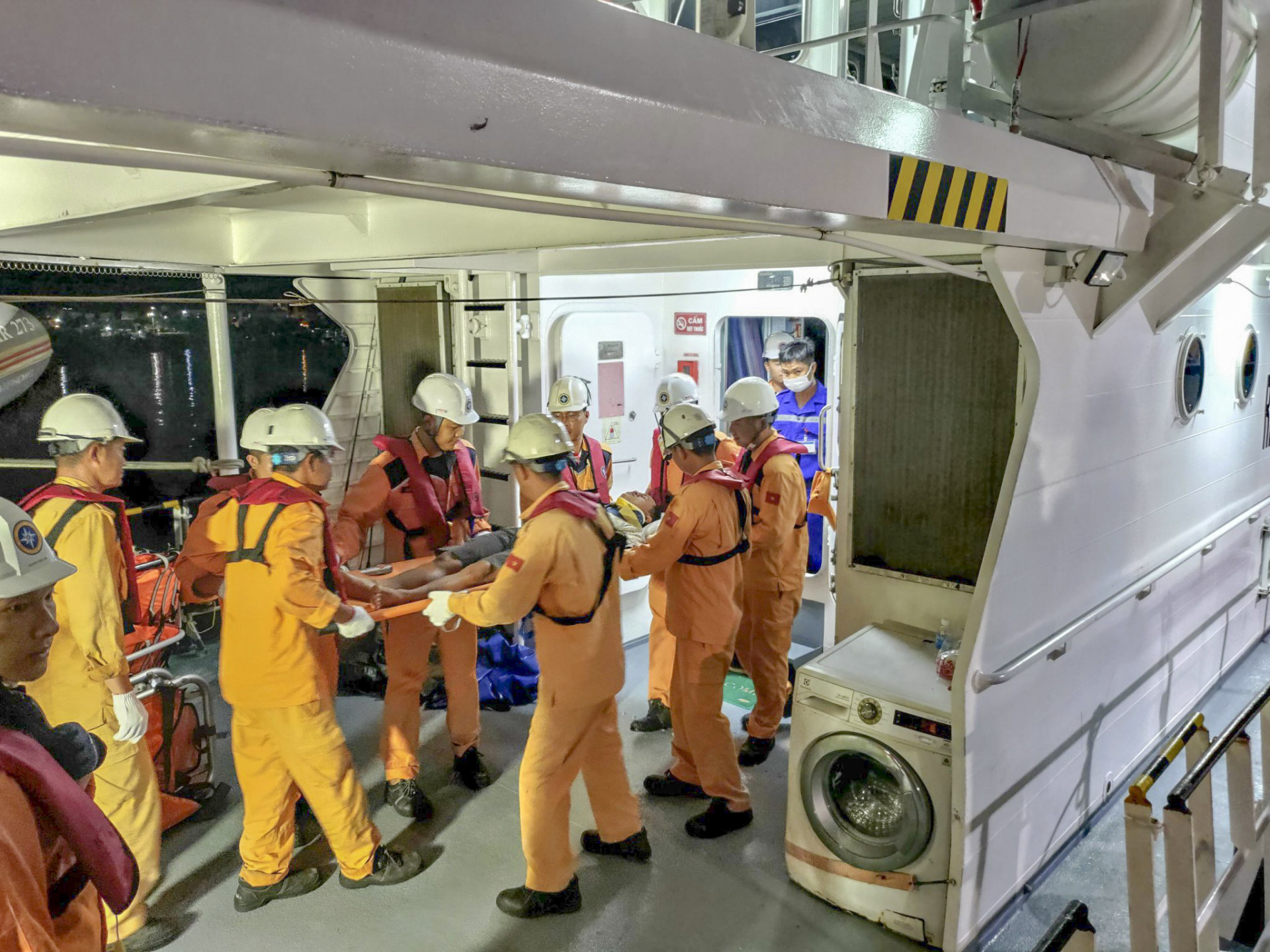 Thuyền viên tàu SAR 273 cứu nạn thuyền viên tàu QNa 94464, tháng 9-2023.
 (Ảnh đơn vị cung cấp)
