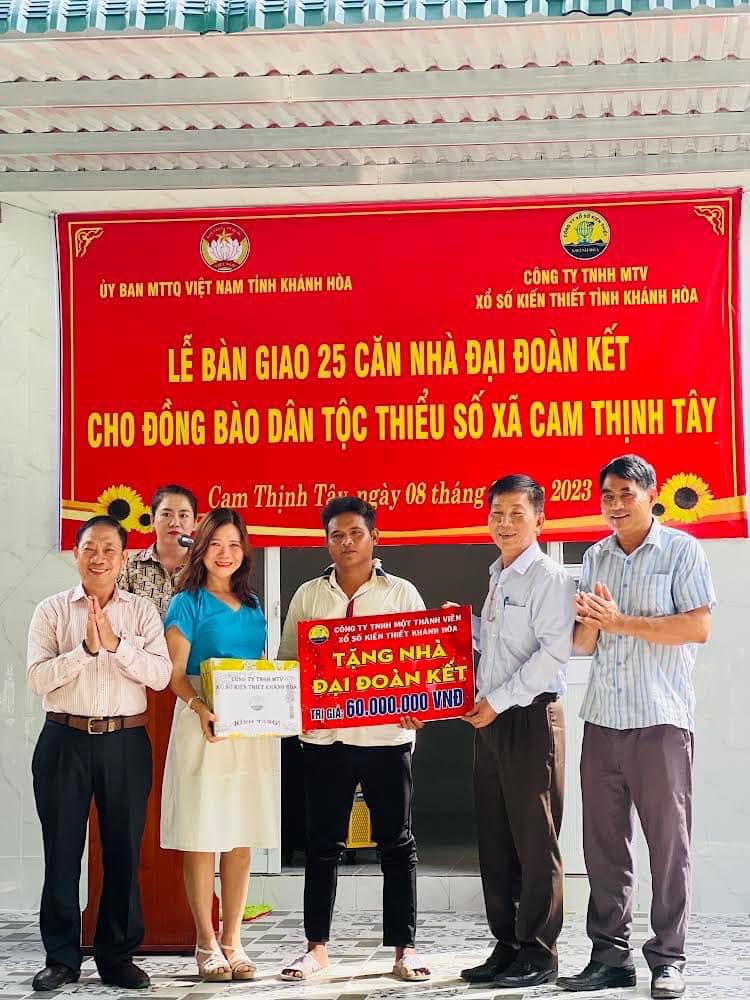 Đại diện lãnh đạo Mặt trận tỉnh và đơn vị hỗ trợ trao nhà đại đoàn kết cho một hộ dân xã Cam Thịnh Tây, TP. Cam Ranh