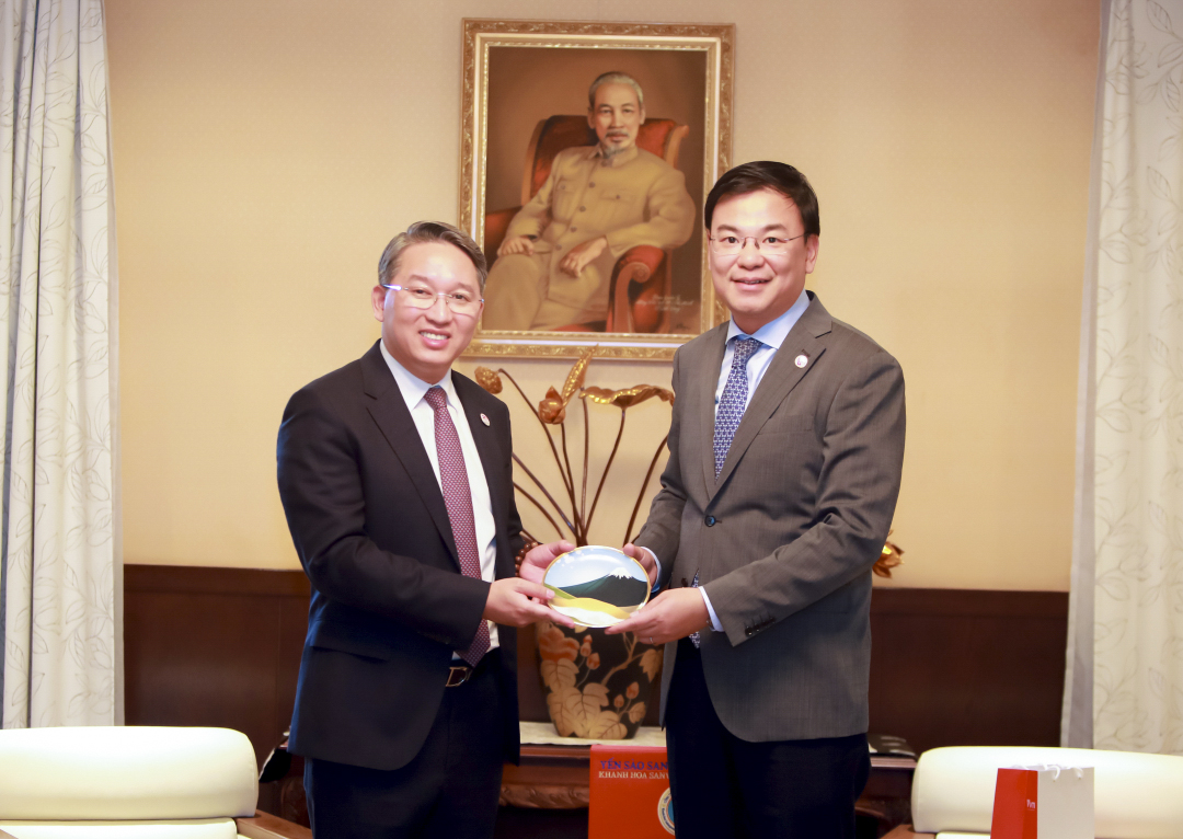 Đại sứ Phạm Quang Hiệu tặng quà lưu niệm cho Bí thư Tỉnh ủy Nguyễn Hải Ninh
