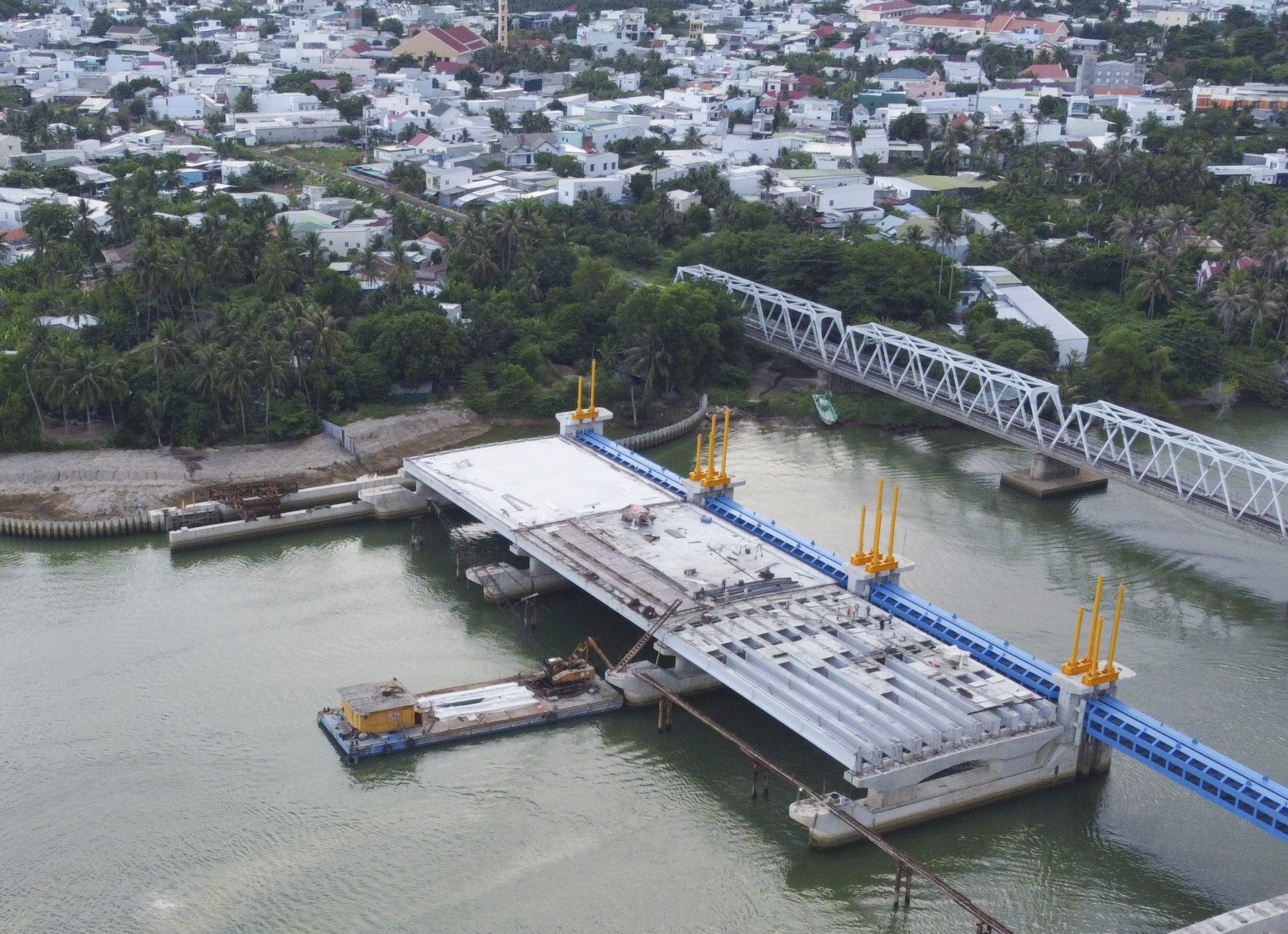 Đường dẫn vào đập ngăn mặn trên sông Cái Nha Trang chưa thể thi công vì còn vướng mặt bằng.

