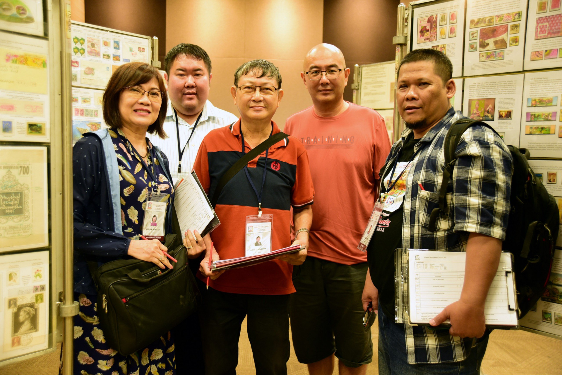 Vợ chồng ông Đống Lương Sơn cùng các chuyên gia tại hội tem Singapore 2022