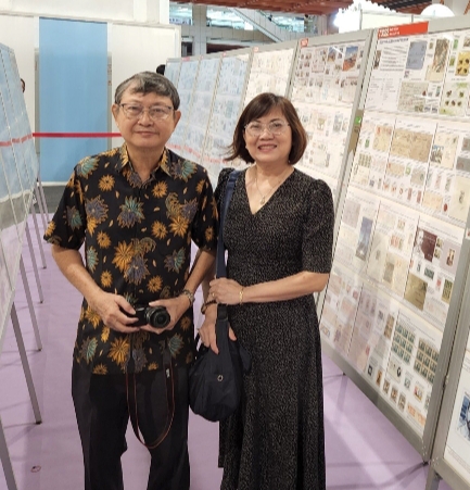 Vợ chồng ông Đống Lương Sơn dự triển lãm tem thế giới tại Taipei (Đài Loan) 2023 với bộ tem bác sỹ A. Yersin đạt giải mạ vàng lớn
