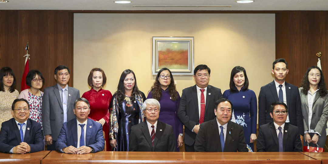 Đoàn công tác tỉnh Khánh Hòa chụp hình lưu niệm với lãnh đạo tỉnh Hiroshima