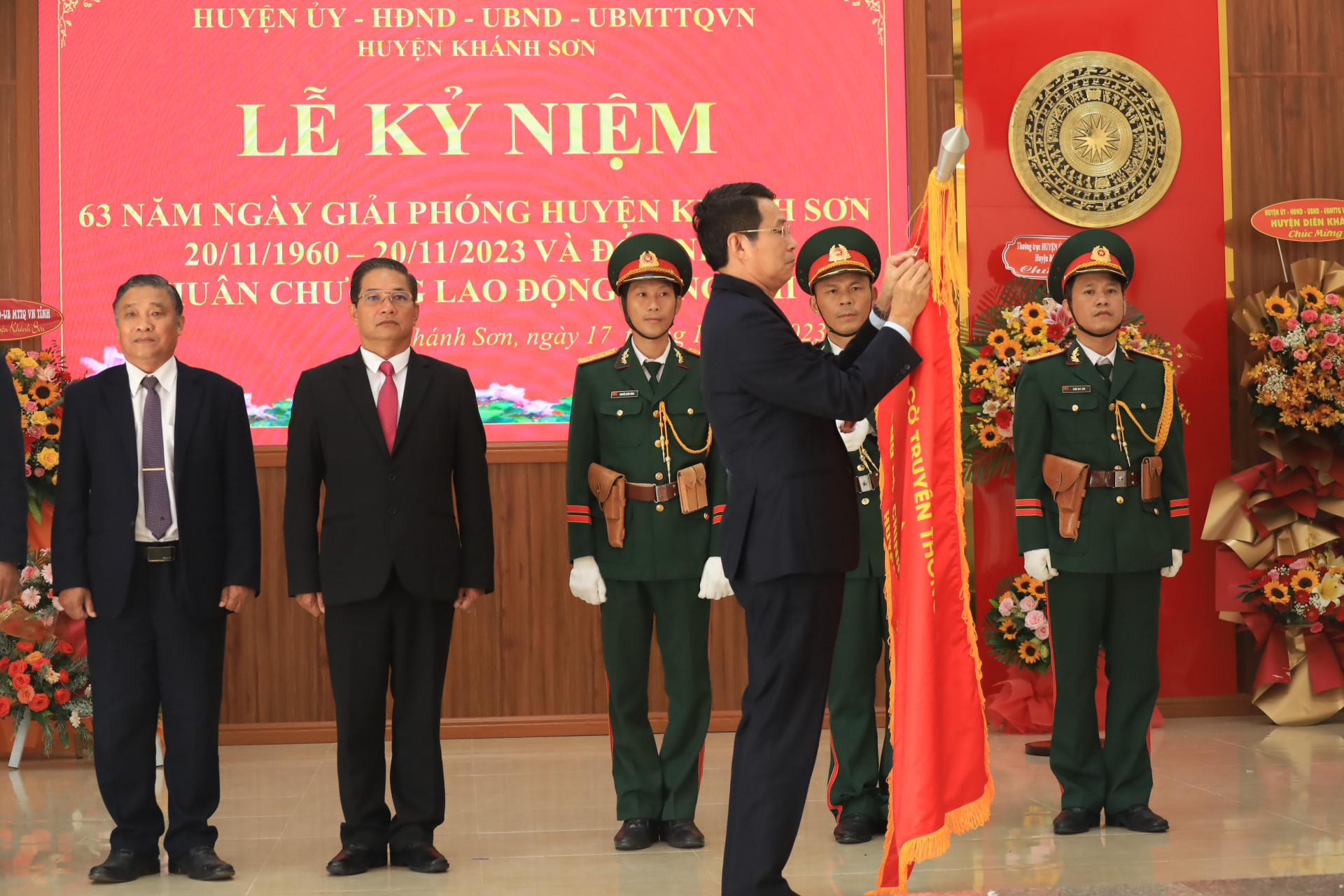Đồng chí Đinh Văn Thiệu gắn Huân chương Lao động hạng Nhì lên cờ truyền thống của huyện Khánh Sơn