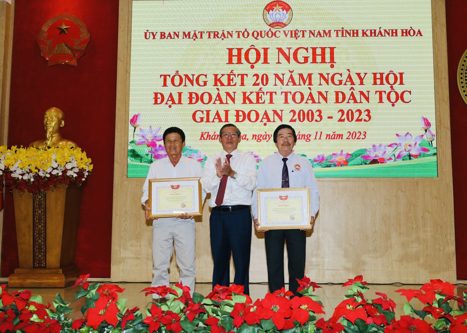 Ông Trần Ngọc Thanh trao bằng khen của Uỷ ban Trung ương MTTQ Việt Nam cho các tập thể và cá nhân