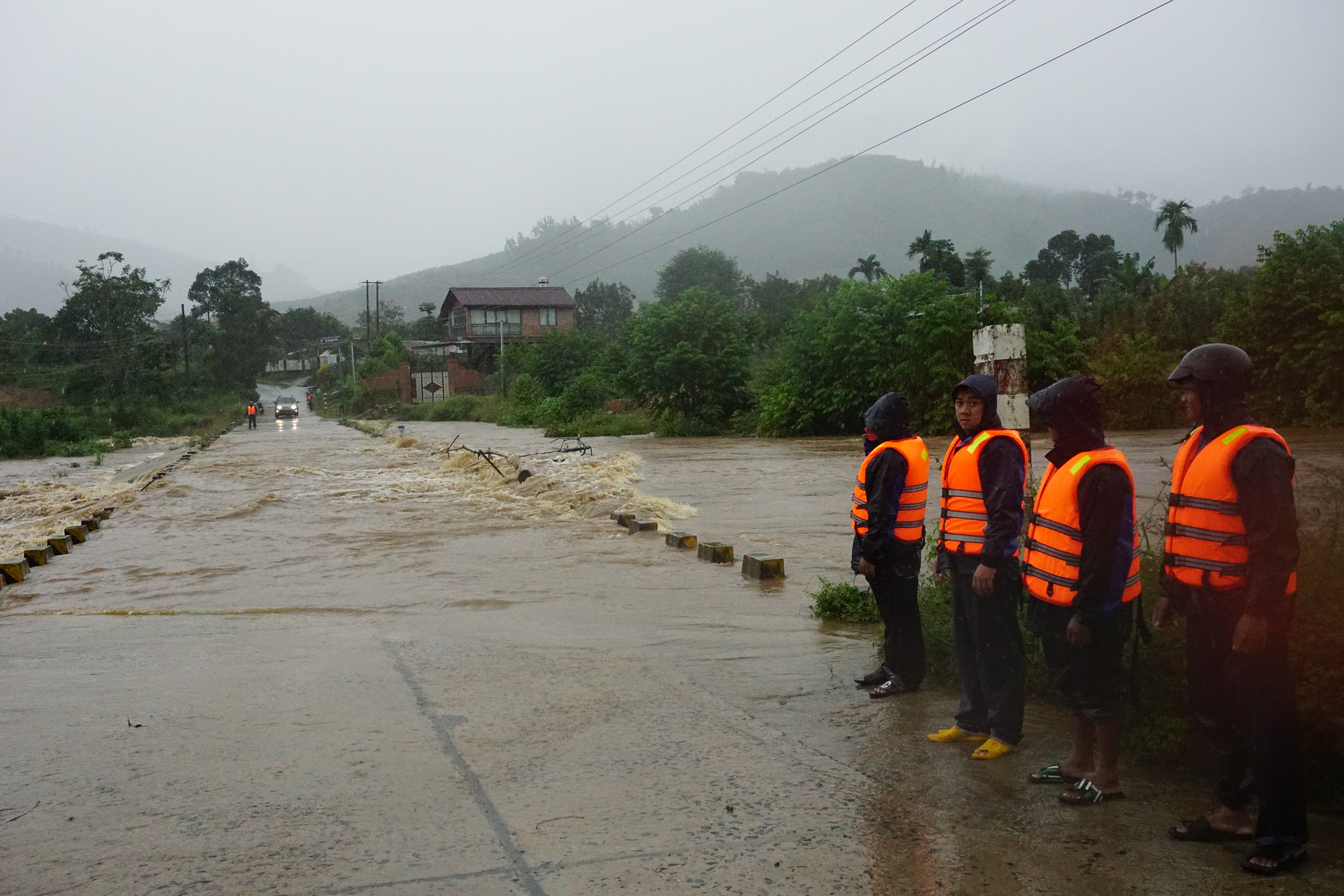 Khánh Sơn: Mưa lớn gây ngập các cầu tràn, chia cắt giao thông cục bộ