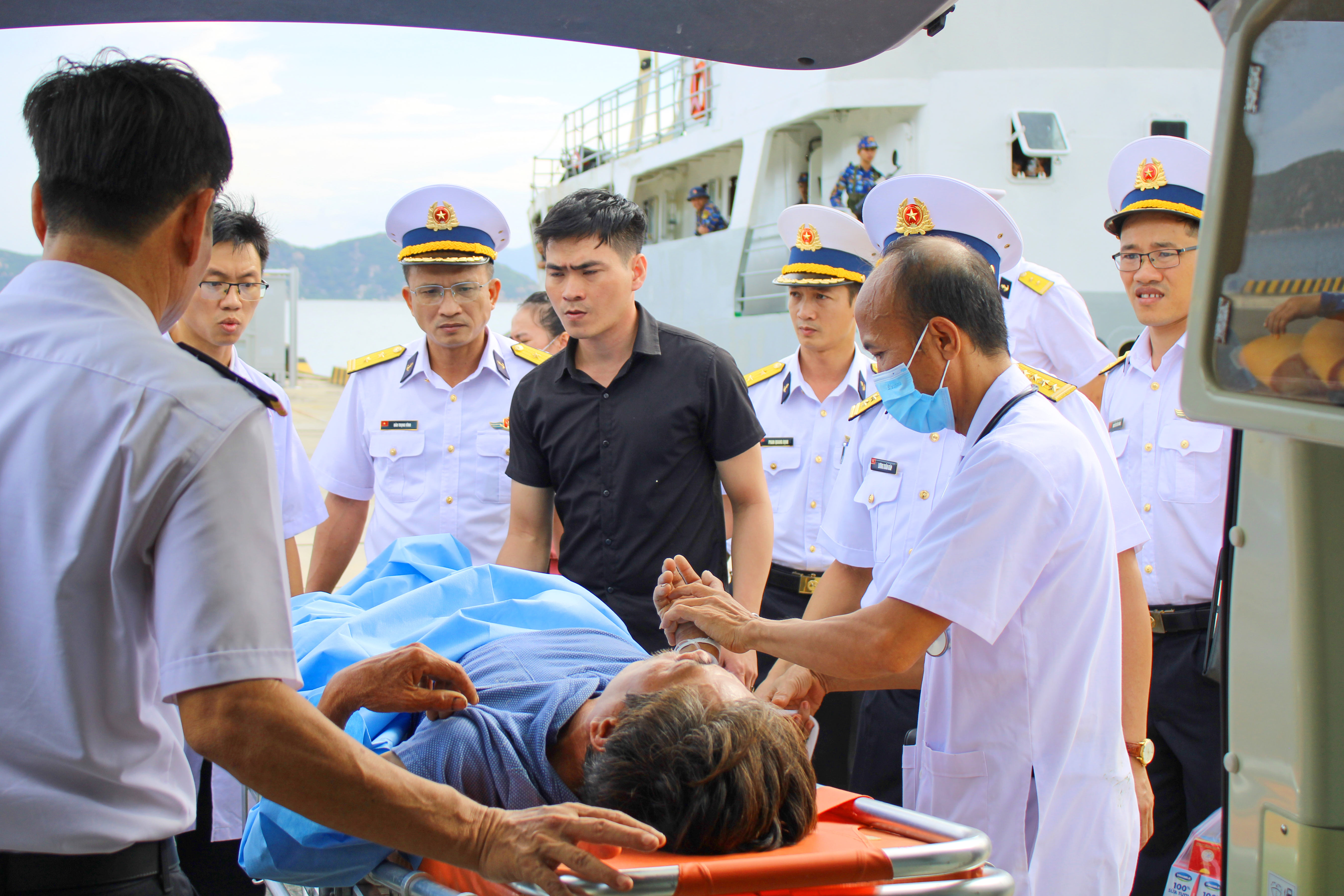 Tàu 631 của Lữ đoàn 955 đưa một ngư dân có triệu chứng bị đột quỵ vào đất liền