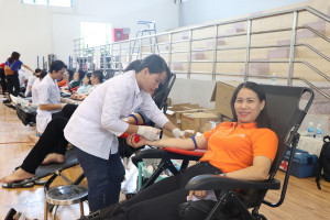 Hơn 500 người tham gia Ngày hội hiến máu ngành Ngân hàng Khánh Hòa