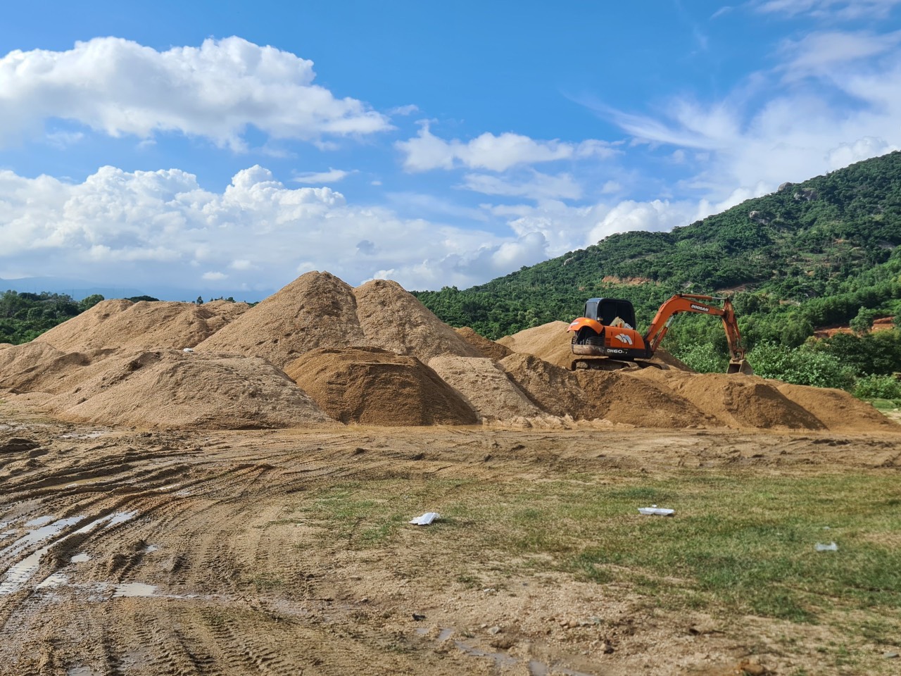Lực lượng chức năng TP. Cam Ranh bắt quả tang một đối tượng khai thác cát trái phép trên địa bàn xã Cam Phước Đông