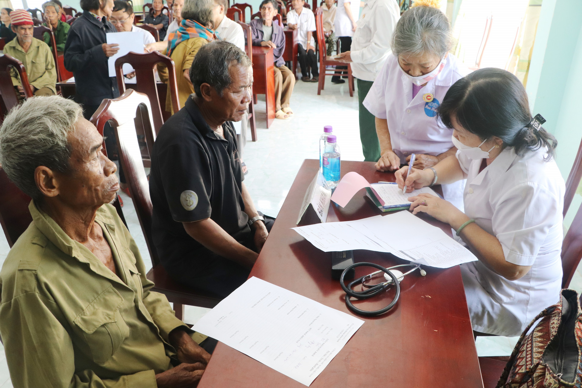 Hội CCB huyện Khánh Vĩnh phối hợp khám bệnh, cấp thuốc miễn phí cho hội viên và hộ nghèo trên địa bàn. 