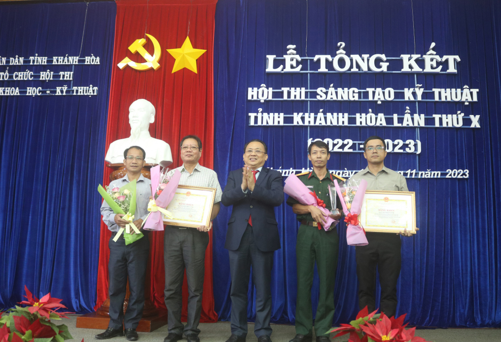 Le Huu Hoang, Central Party Committee Member, Standing Vice-Chairman of Khanh Hoa Provincial People’s Committee awards first prizes.