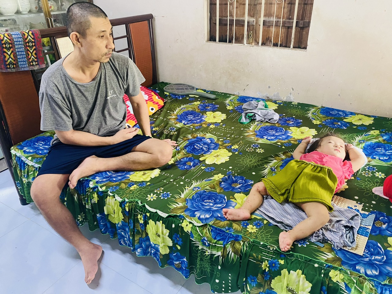 Anh Phan Thế Huy và con gái Phan Triệu Vy (15 tháng tuổi) đều mắc bệnh hiểm nghèo