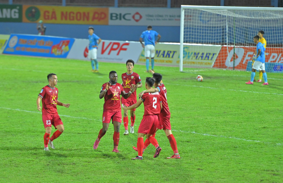 Các cầu thủ Hồng Lĩnh Hà Tĩnh giành vé đi tiếp vòng 16 đội.
