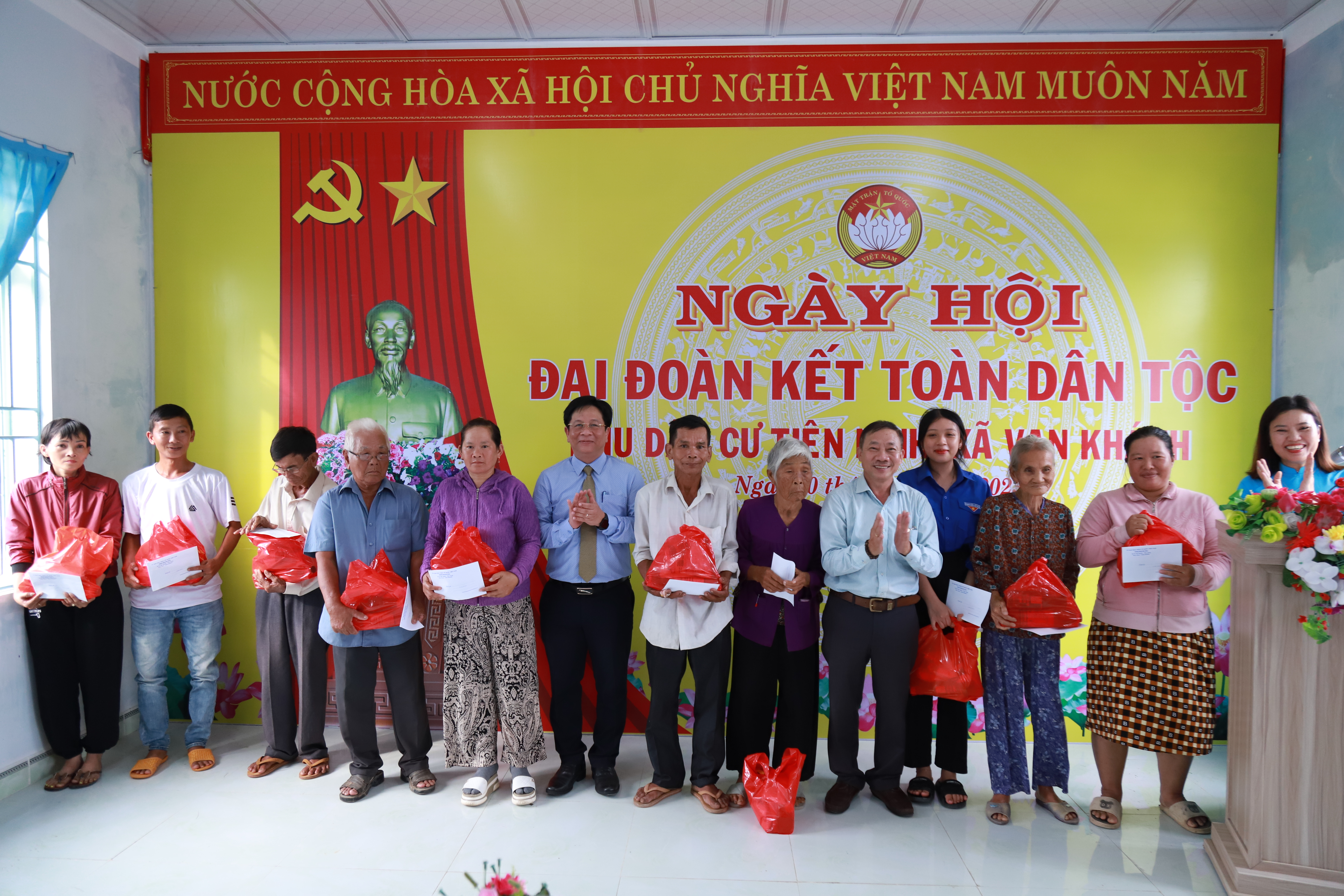 Ông Hồ Văn Mừng dự Ngày hội Đại đoàn kết dân tộc tại thôn Tiên Ninh