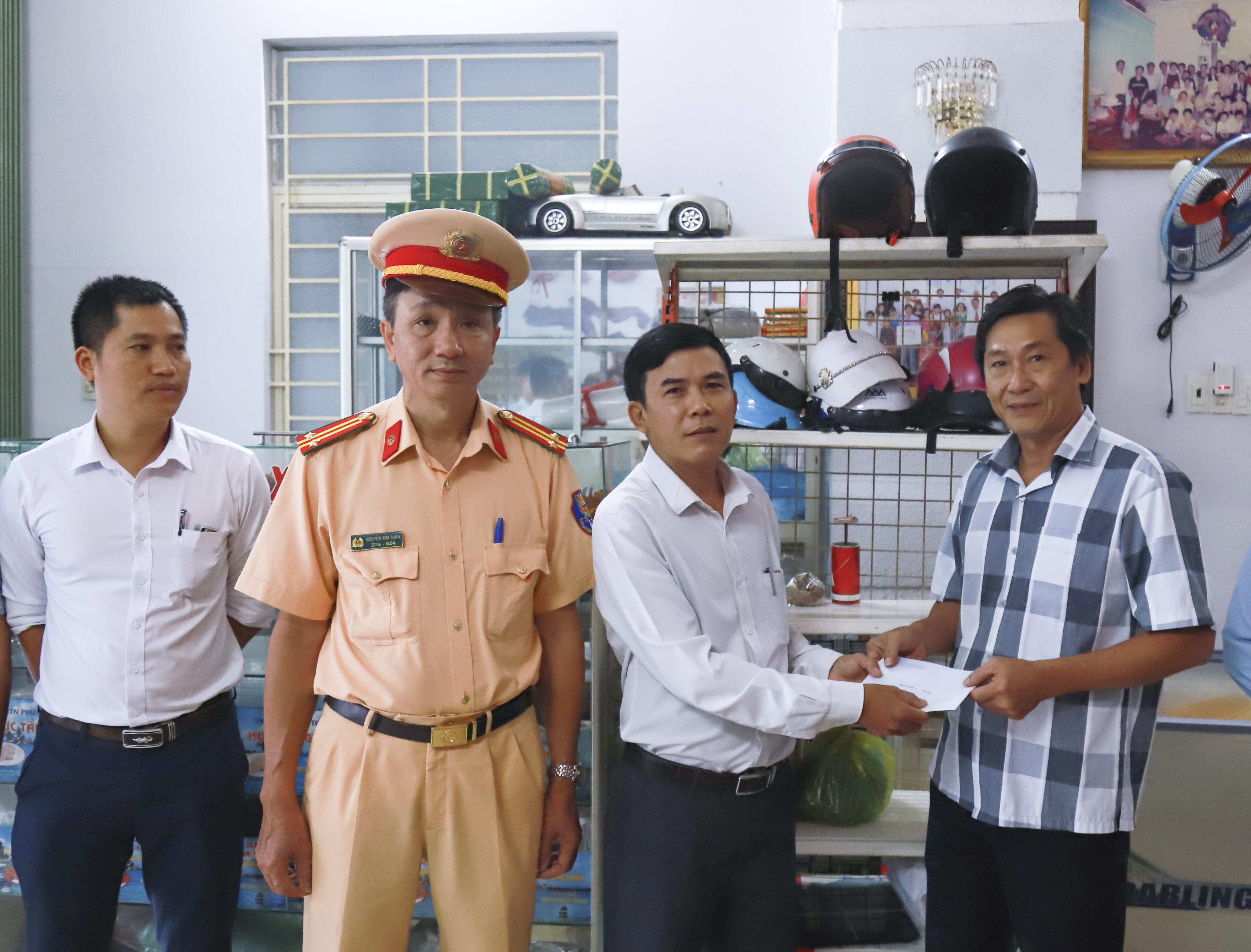 Ban An toàn giao thông TP. Nha Trang:: Thăm, hỗ trợ nạn nhân và gia đình nạn nhân bị tai nạn giao thông có hoàn cảnh khó khăn