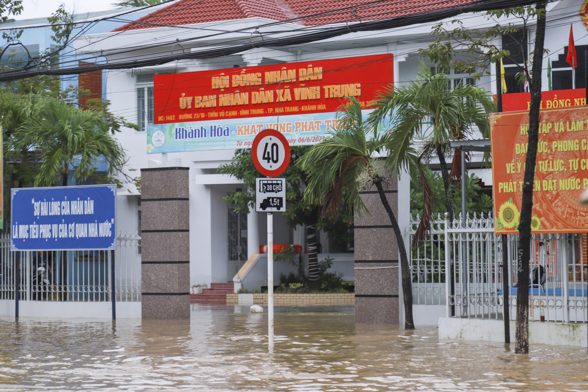 Trụ sở UBND xã Vĩnh Trung cũng bị nước tràn vào tận sân.