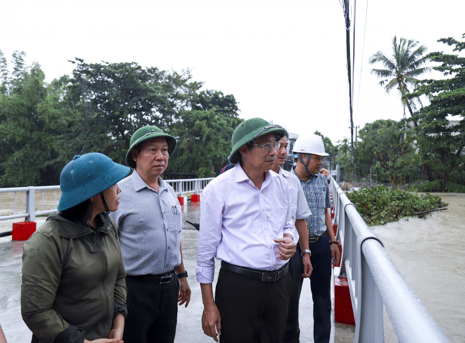 Đồng chí Đinh Văn Thiệu kiểm tra công tác phòng chống mưa lũ trên địa bàn xã Vĩnh Hiệp.