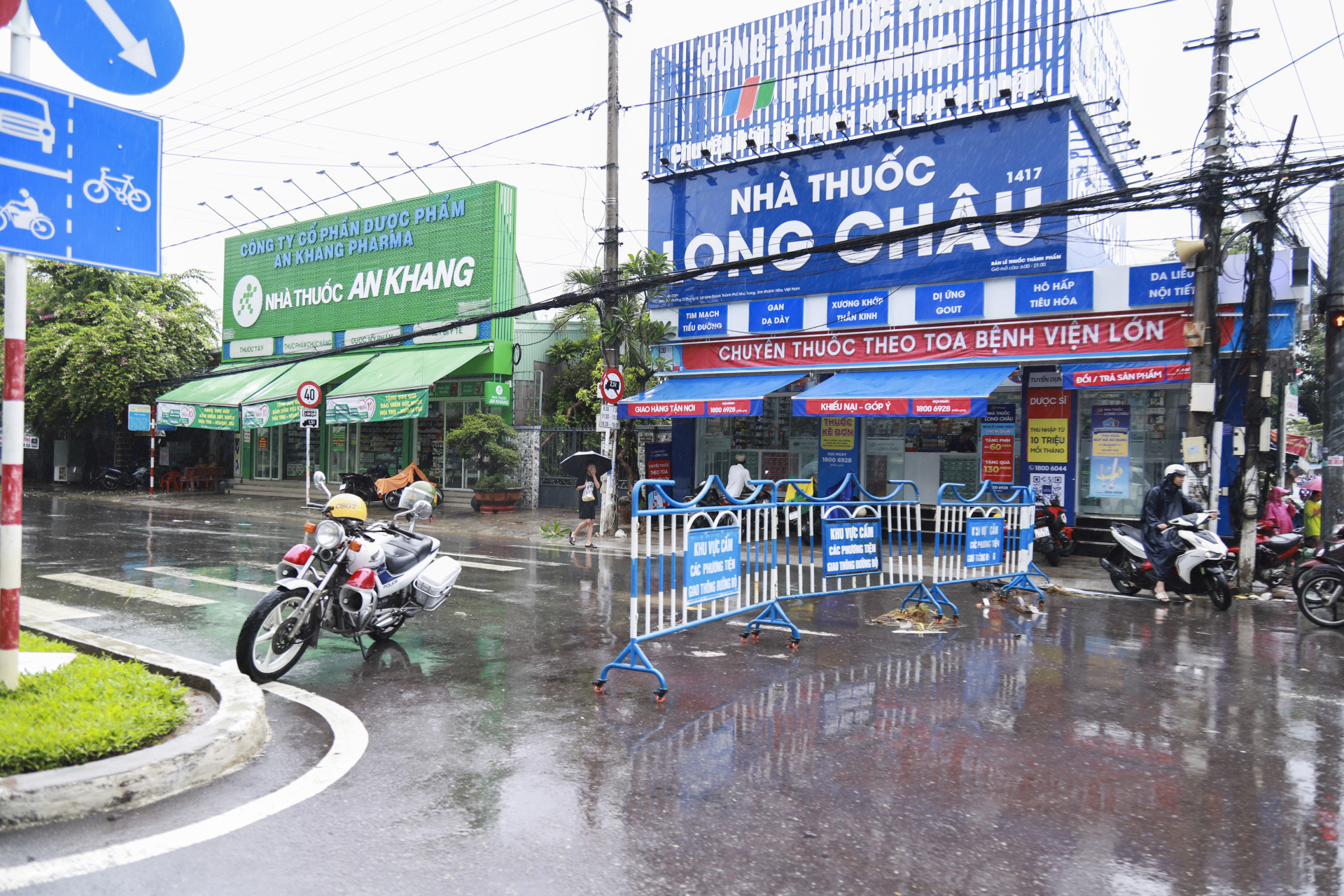 Lực lượng chức năng lập chốt tại Km5 đường 23-10 - hướng từ Nha Trang đi Diên Khánh để hướng dẫn giao thông.