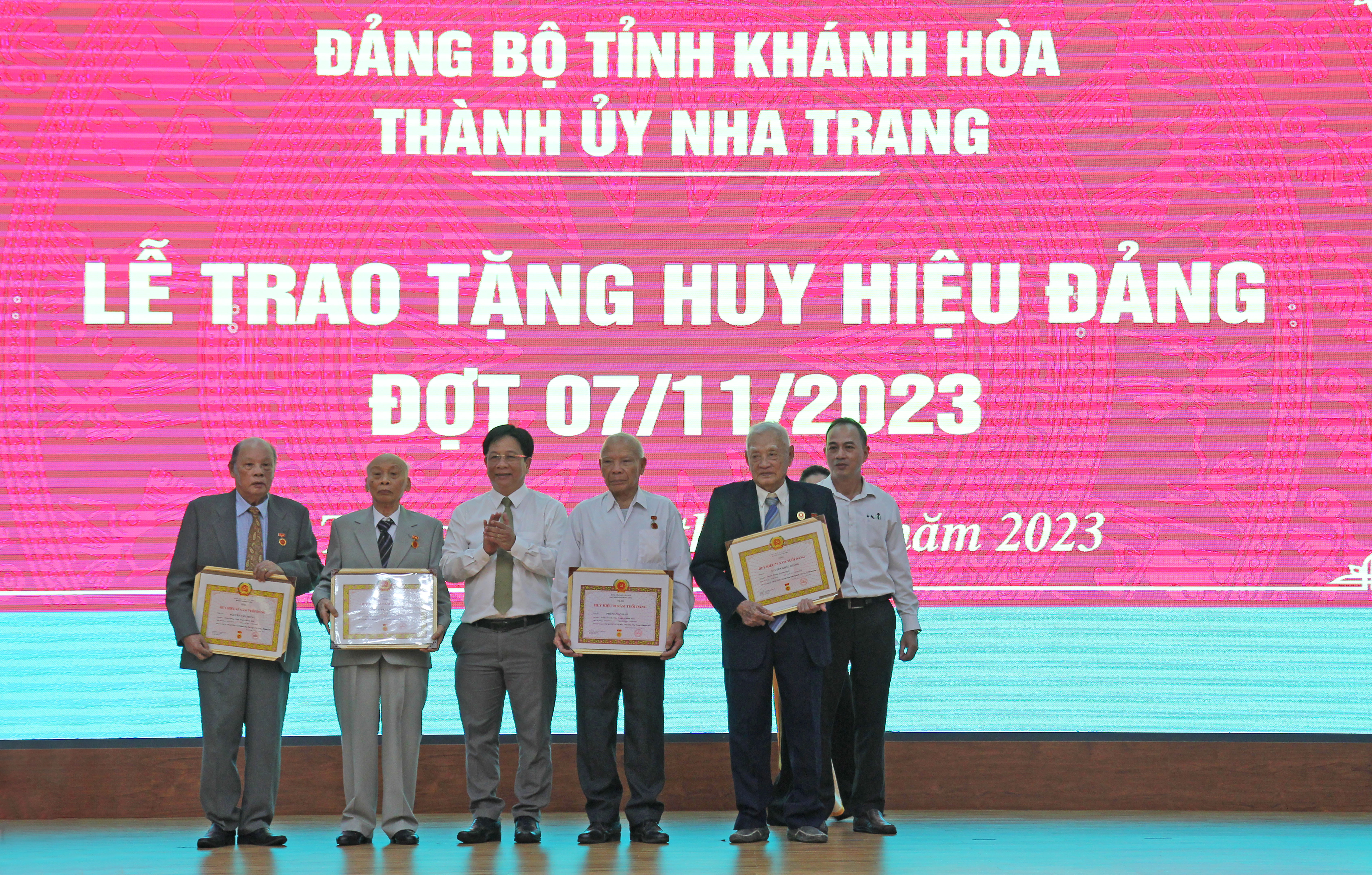 Nha Trang: Trao tặng Huy hiệu Đảng đợt 7-11 cho 171 đảng viên