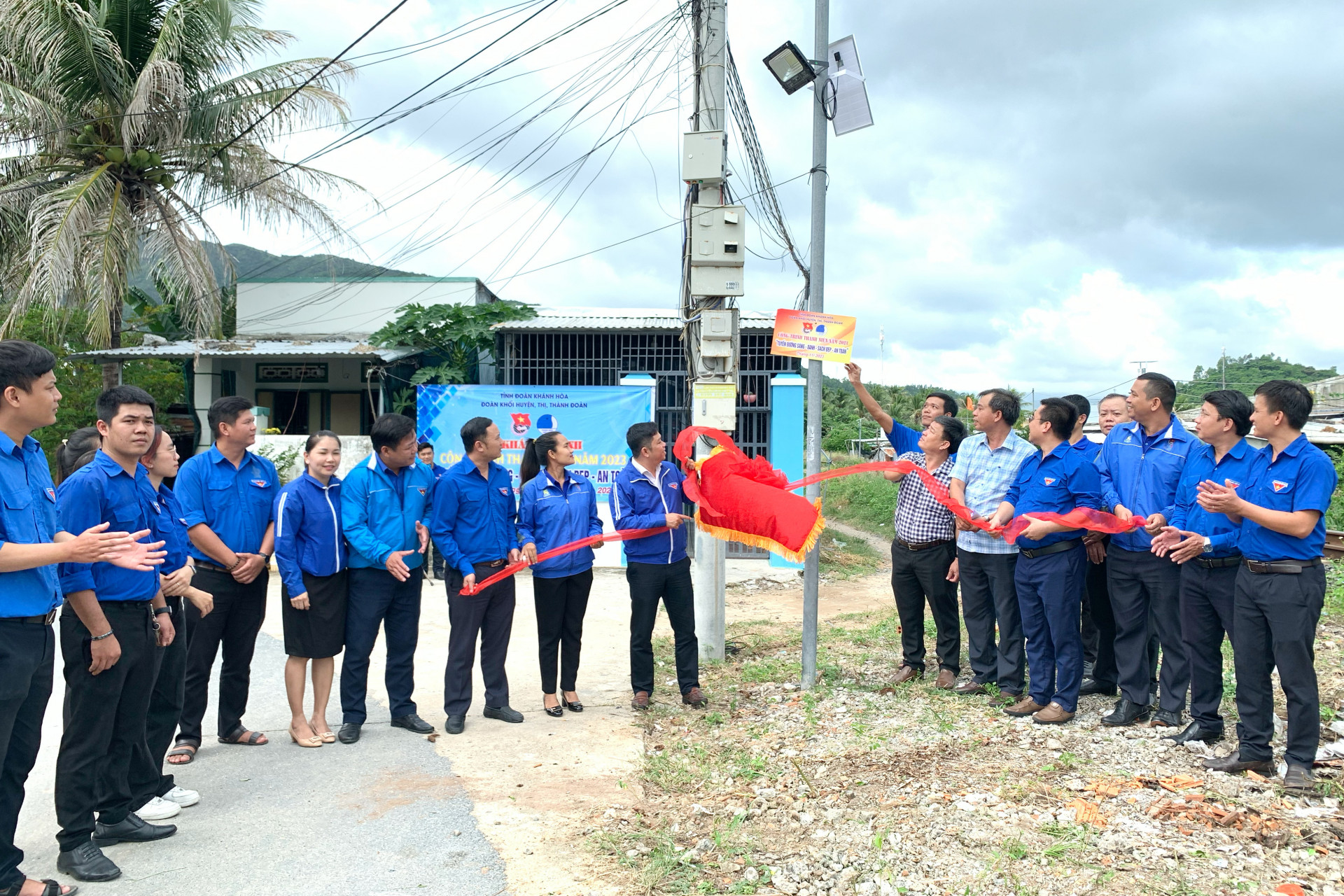 Các đại biểu thực hiện nghi thức khánh thành công trình thanh niên.