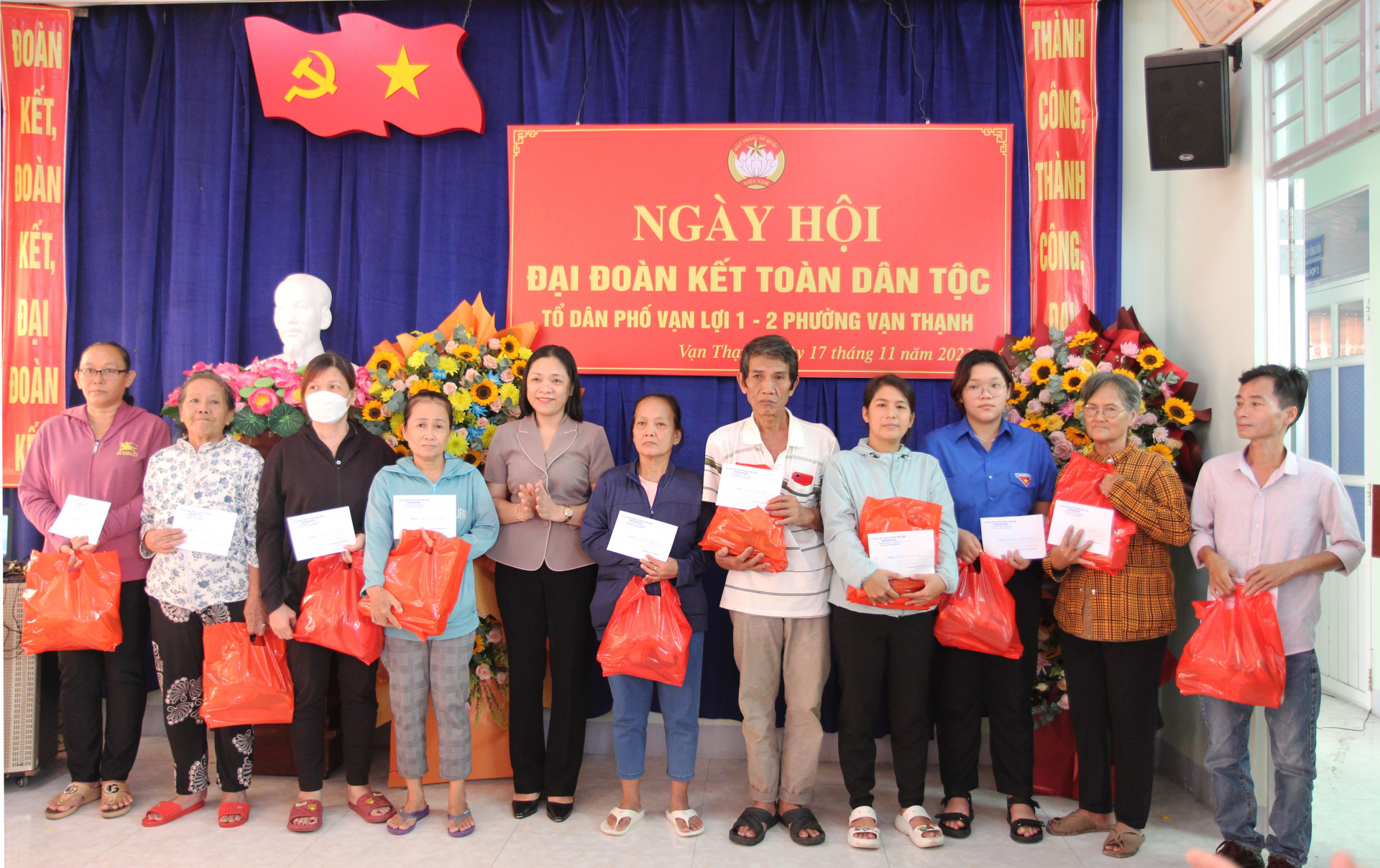Bà Trần Thu Mai trao quà tặng các hộ dân.