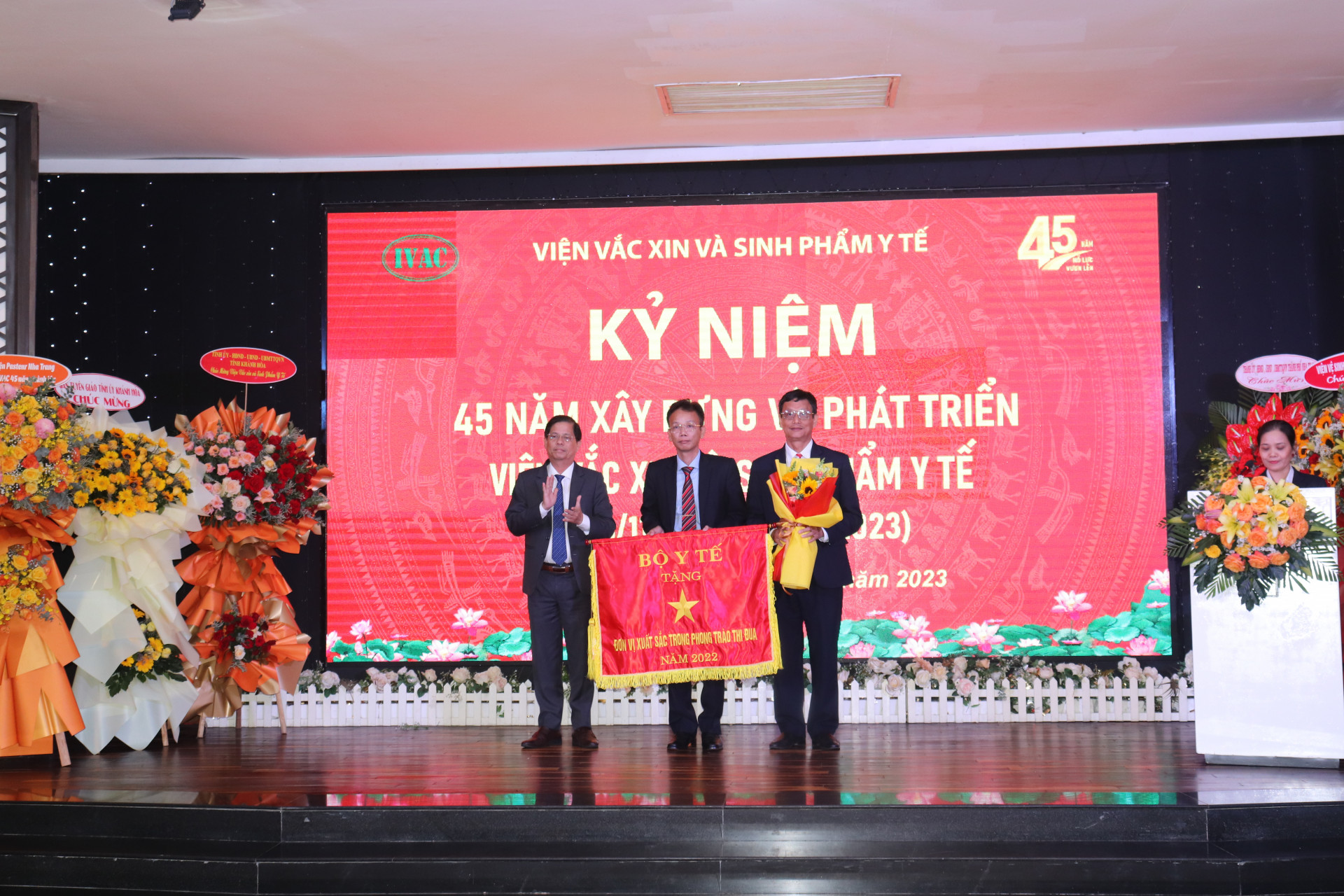 Đồng  chí  Nguyễn  Tấn  Tuân  trao  Cờ  thi đua cho tập  thể  lãnh  đạo  Viện Vắc xin và Sinh phẩm Y tế