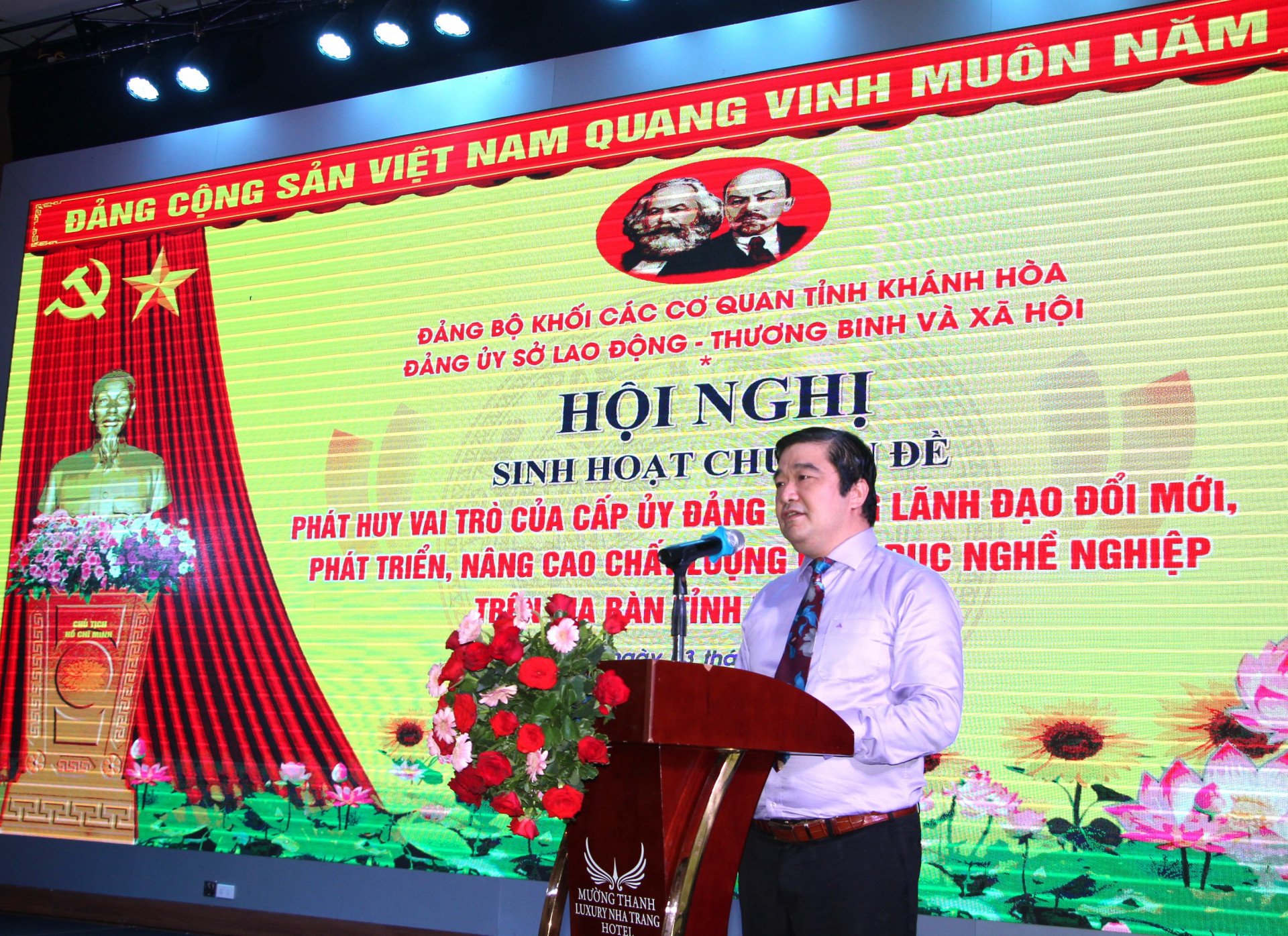 Ông Tạ Hồng Quang - Bí thư Đảng ủy, Giám đốc Sở Lao động - Thương binh và Xã hội phát biểu tại hội nghị sinh hoạt chuyên đề.