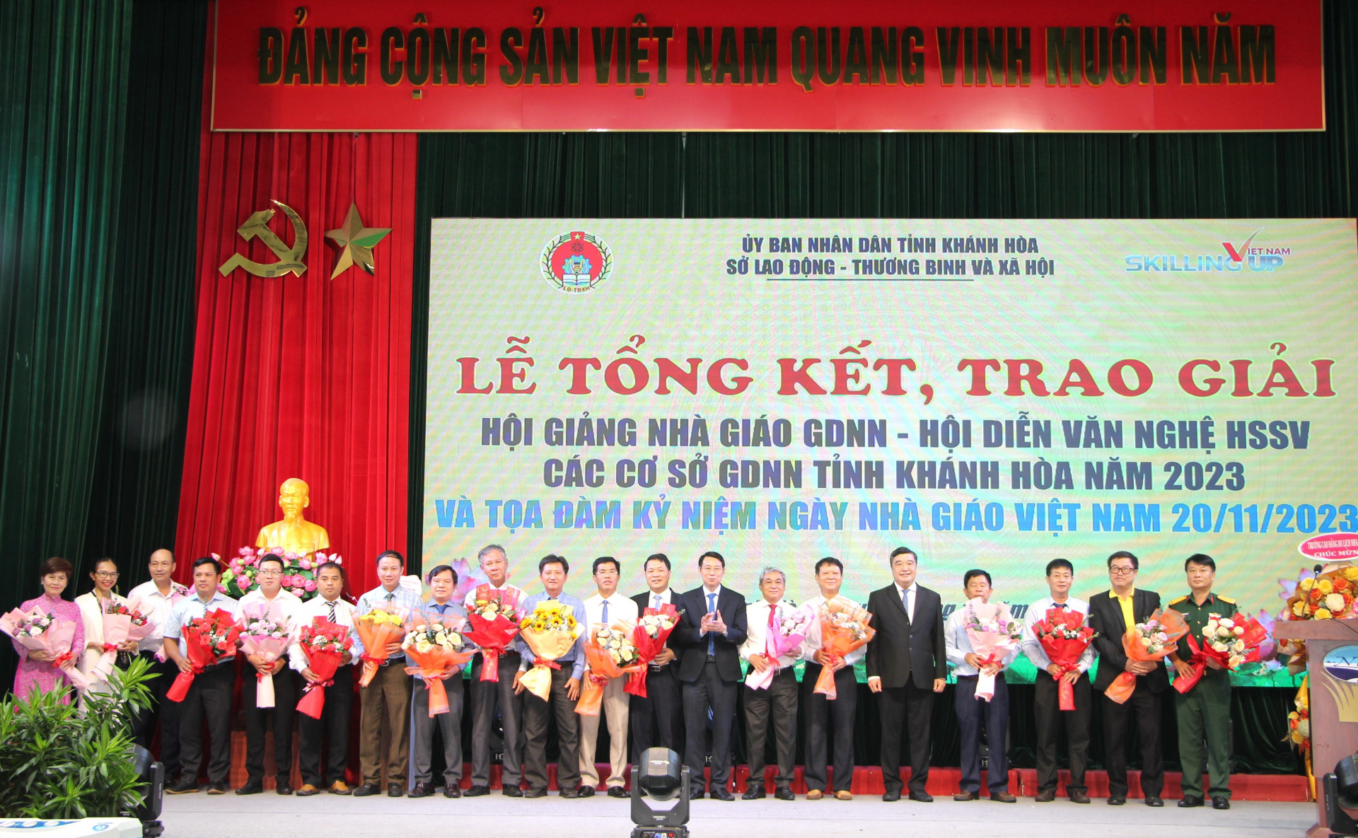 Ông Đinh Văn Thiệu tặng hoa chúc mừng các cơ sở giáo dục nghề nghiệp trên địa bàn tỉnh.