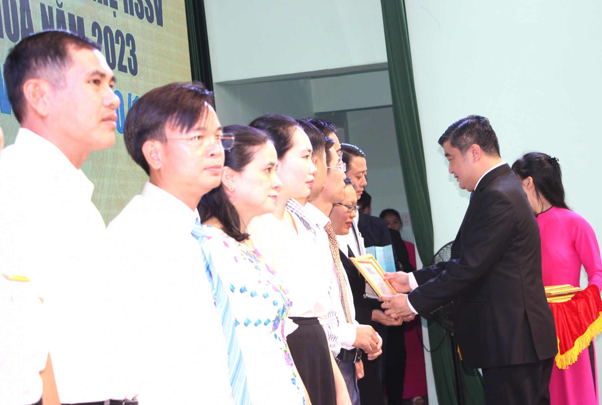 Ông Tạ Hồng Hồng Quang - Giám đốc Sở Lao động - Thương binh và Xã hội tặng giấy khen cho những nhà giáo giáo dục nghề nghiệp có nhiều thành tích xuất sắc.