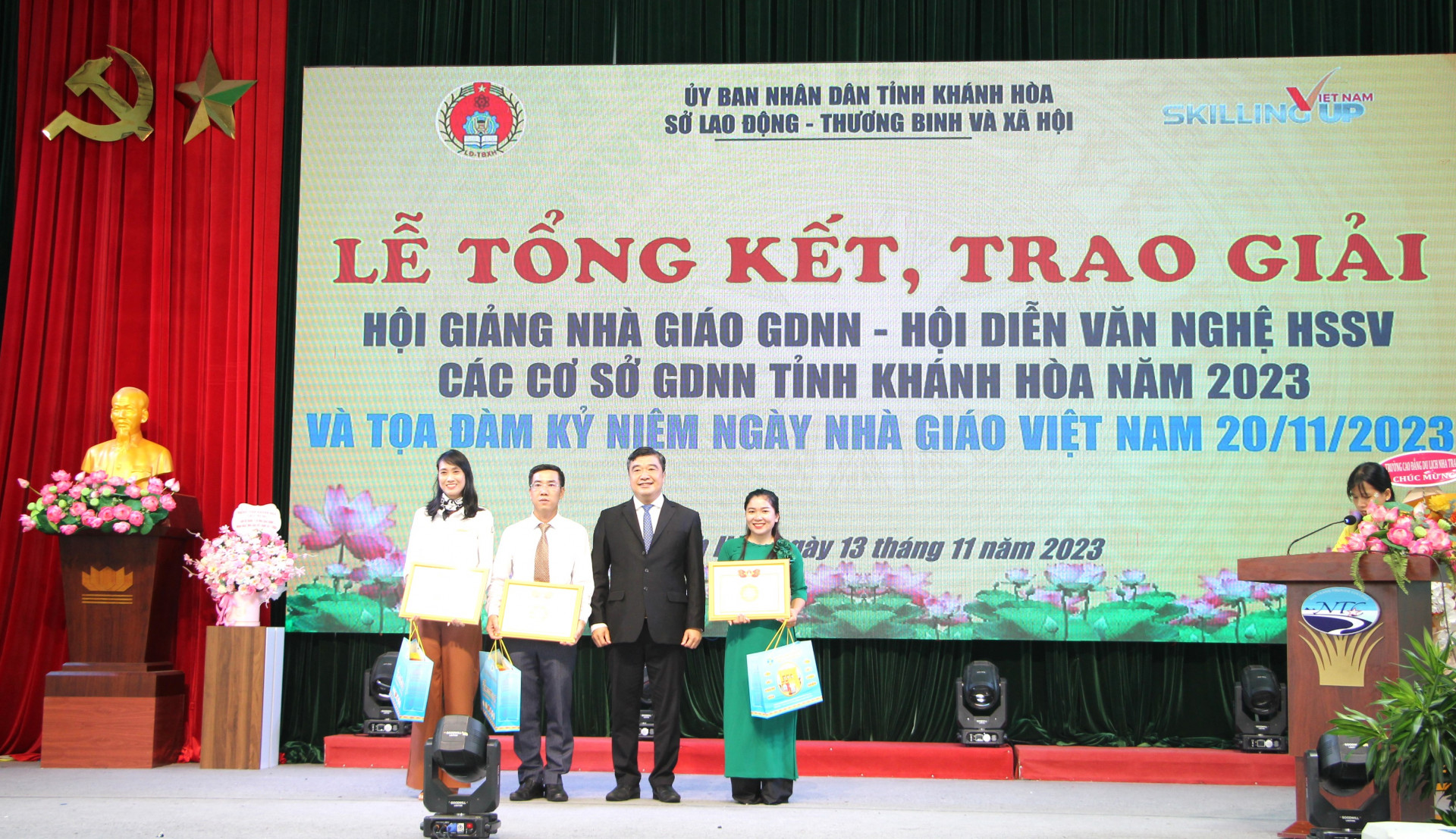 Ông Tạ Hồng Quang trao giấy khen cho những nhà giáo giáo dục nghề nghiệp đạt giải Nhất tại Hội giảng nhà giáo giáo dục nghề nghiệp tỉnh.