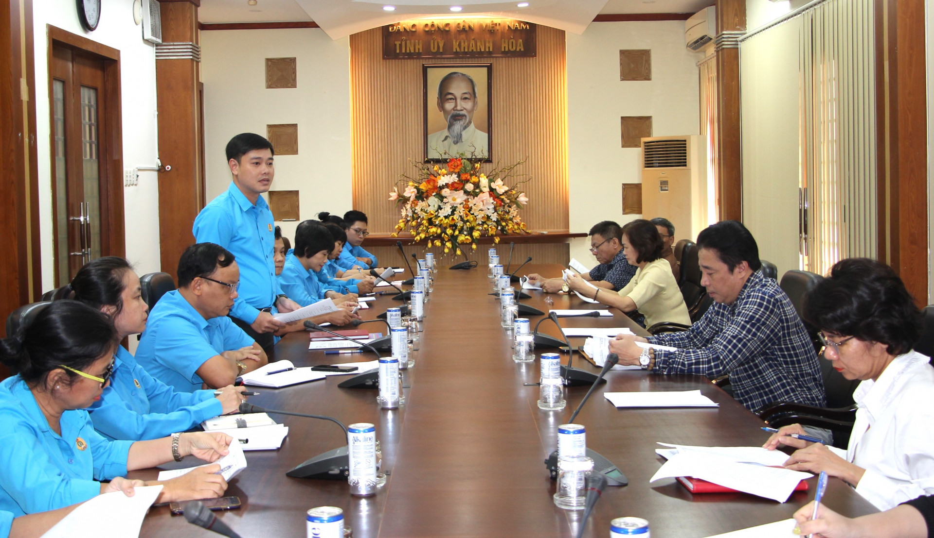 Ông Bùi Hoài Nam - Chủ tịch Liên đoàn Lao động tỉnh báo cáo công tác chuẩn bị đưa đoàn đại biểu dự Đại hội XIII Công đoàn Việt Nam.