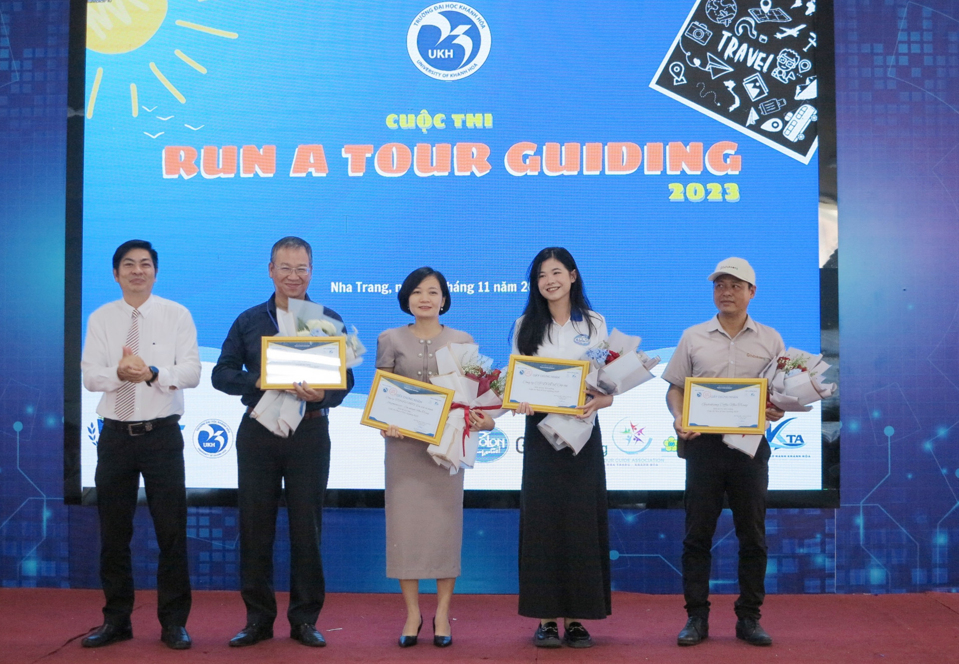Lãnh đạo nhà trường trao giấy chứng nhận cho các đơn vị tài trợ cuộc thi. 