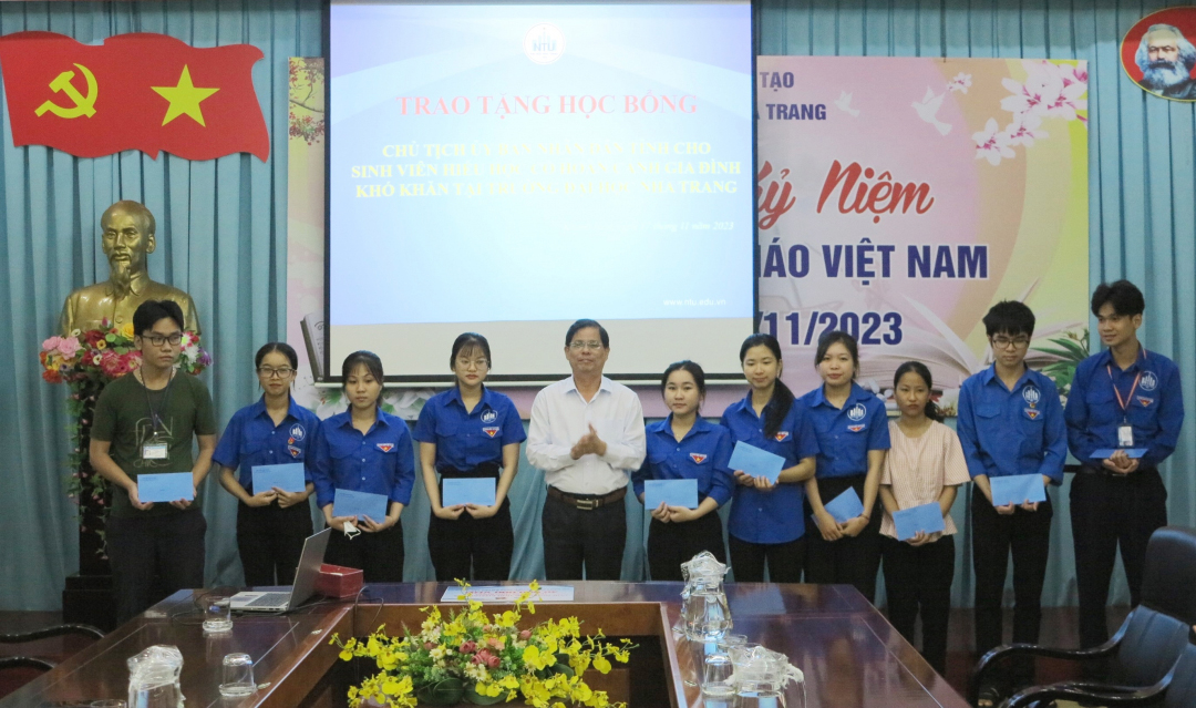 Ông Nguyễn Tấn Tuân tặng học bổng cho các sinh viên.