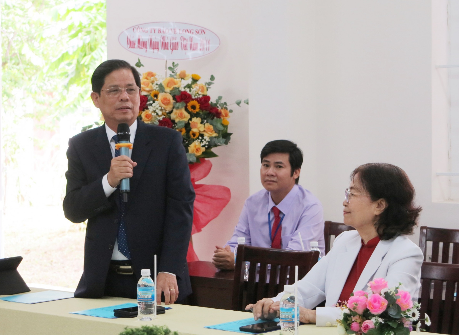 Ông Nguyễn Tấn Tuân phát biểu tại buổi tọa đàm kỷ niệm 75 năm xây dựng và phát triển Trường Chính trị tỉnh. 