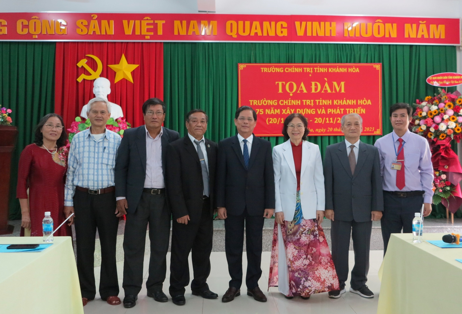Đồng chí Nguyễn Tấn Tuân chụp ảnh lưu niệm cùng các thế hệ lãnh đạo, nhà giáo của Trường Chính trị tỉnh. 