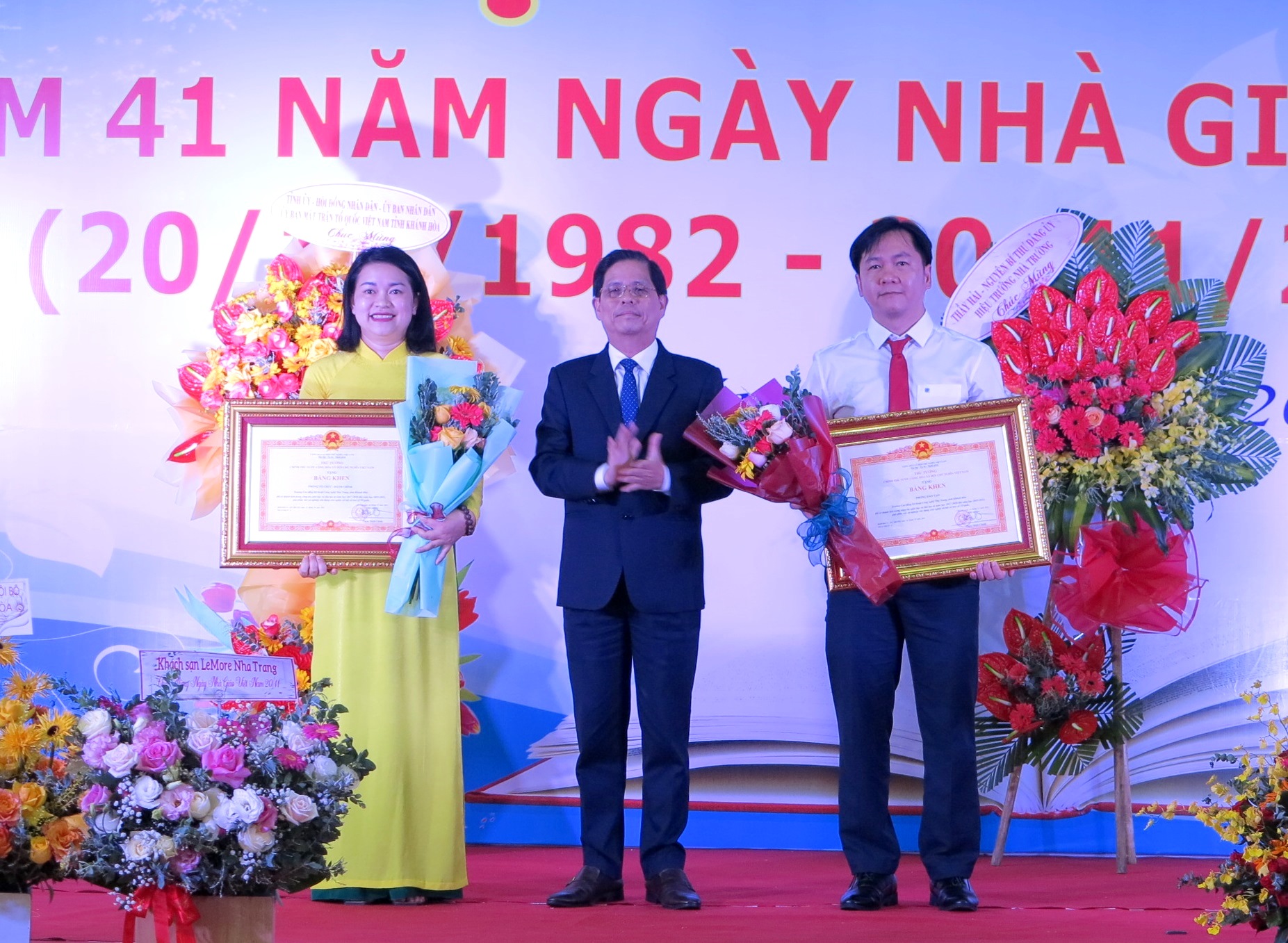 Đồng chí Nguyễn Tấn Tuân trao bằng khen của Thủ tướng Chính phủ cho 2 tập thể của trường. 