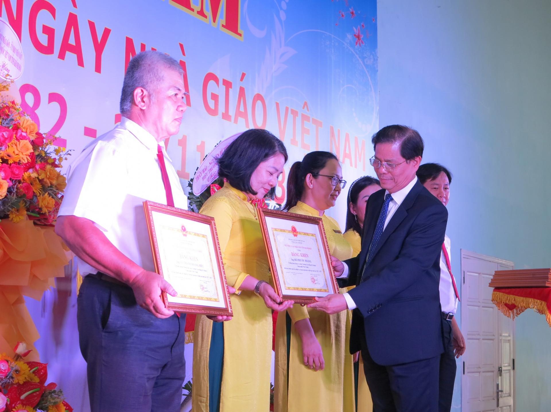 Ông Nguyễn Tấn Tuân trao bằng khen của UBND tỉnh cho 6 cá nhân của trường. 