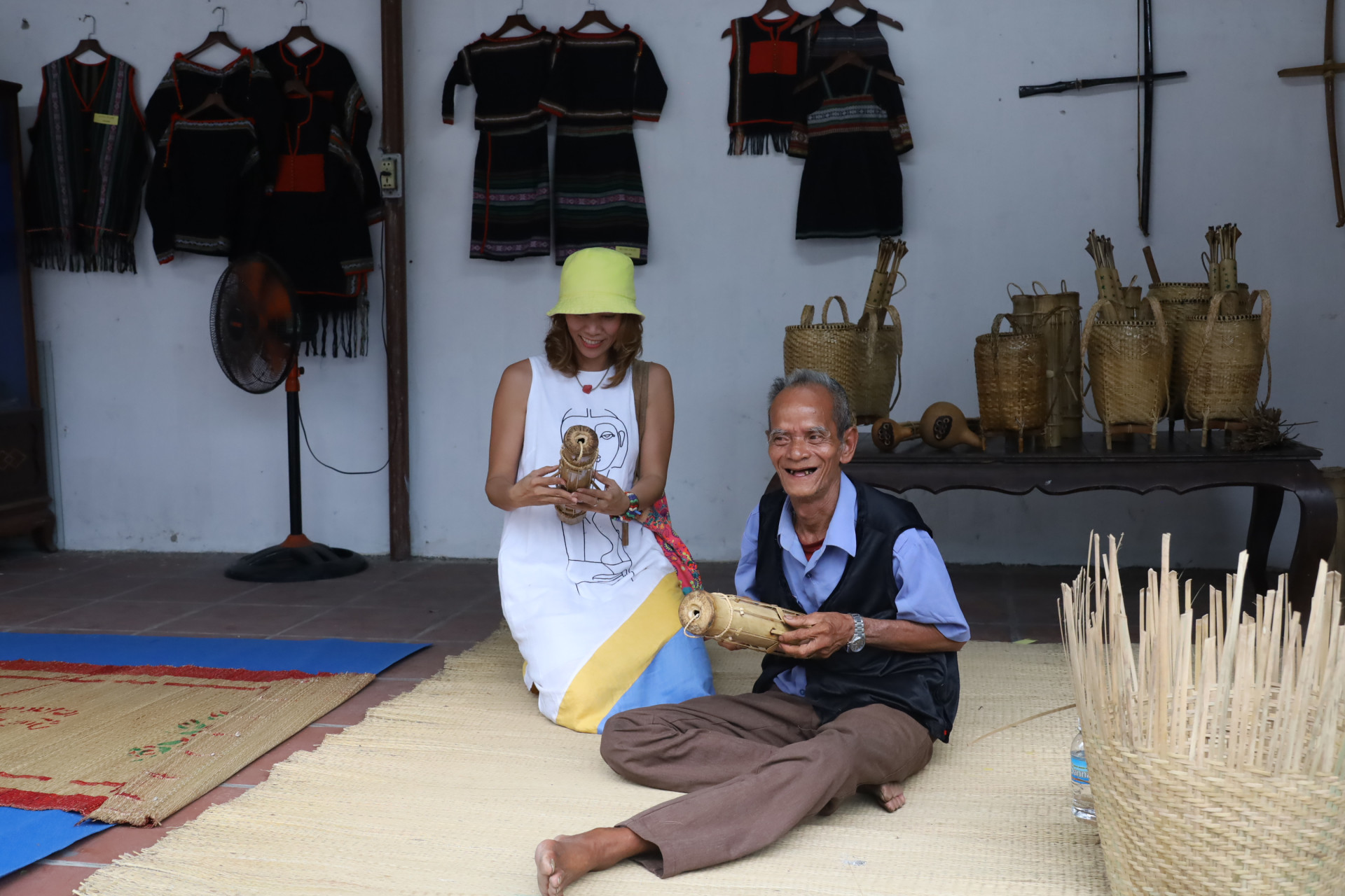 Nghệ nhân Mấu Hồng Thái giới thiệu một số sản phẩm thủ công truyền thống tại Bảo tàng tỉnh.
