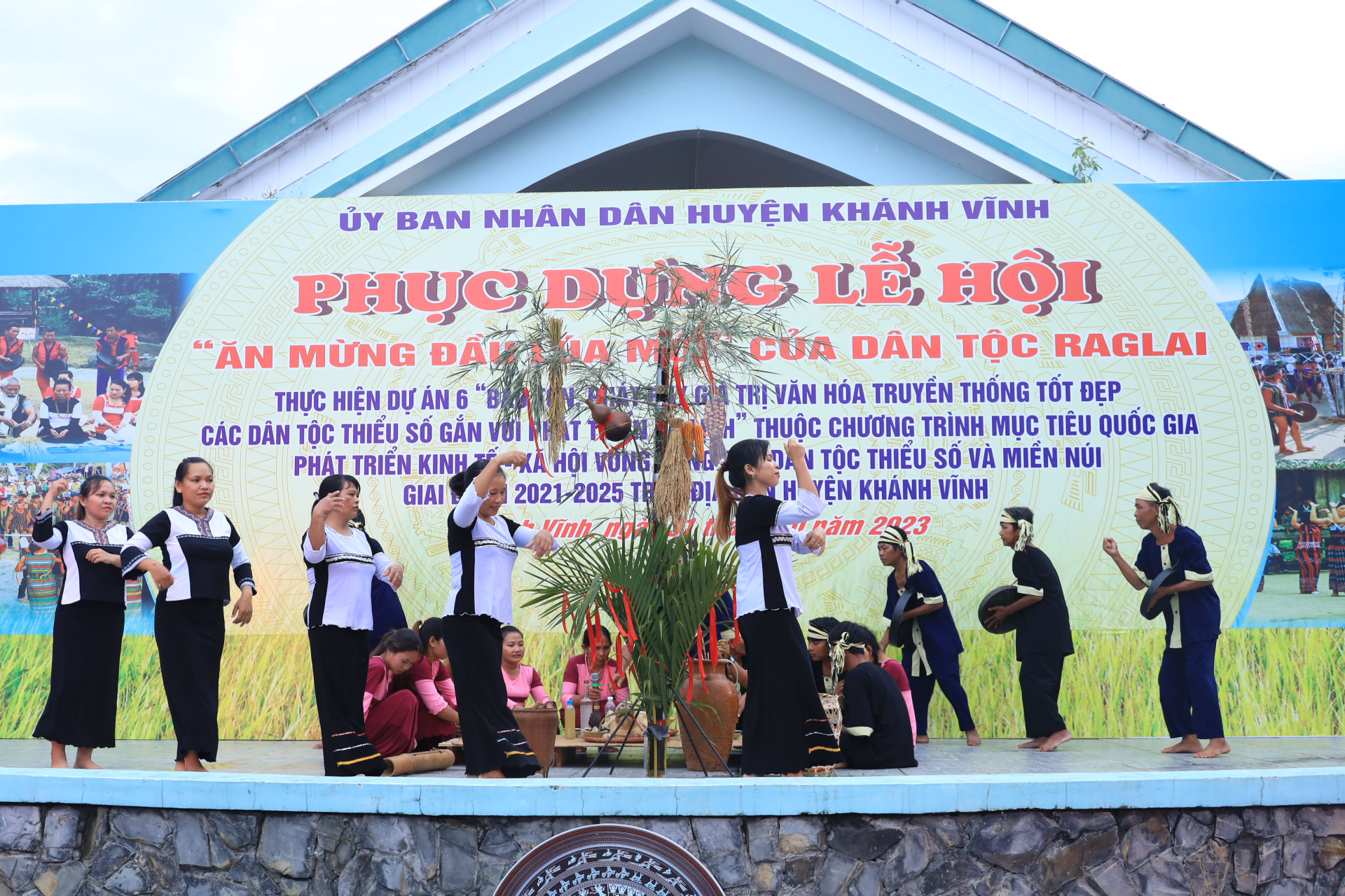 Đồng bào Raglai ở huyện Khánh Vĩnh tái hiện lễ ăn mừng đầu lúa mới.