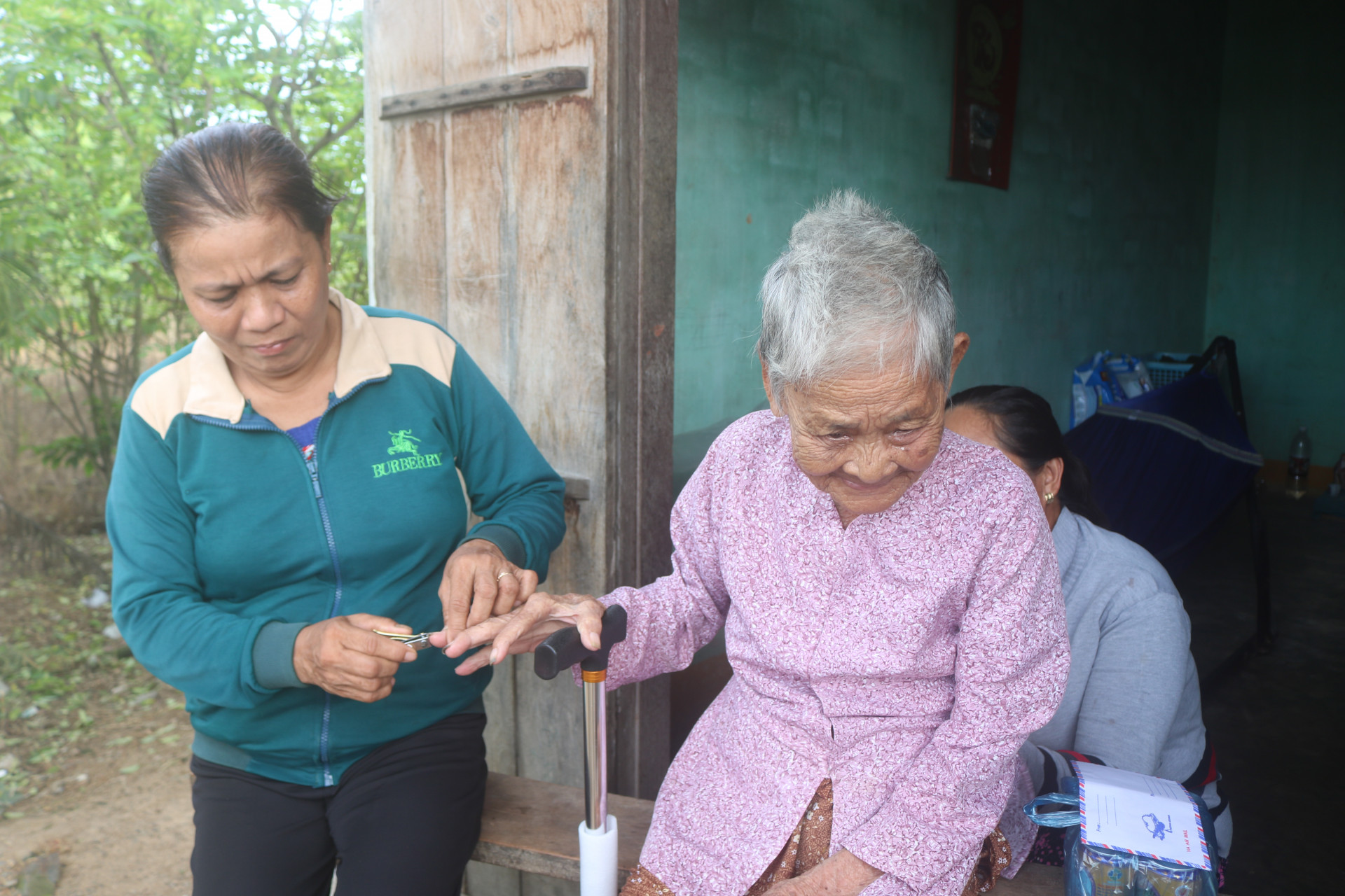 Bà Loan Phương chăm sóc cụ Thắm.