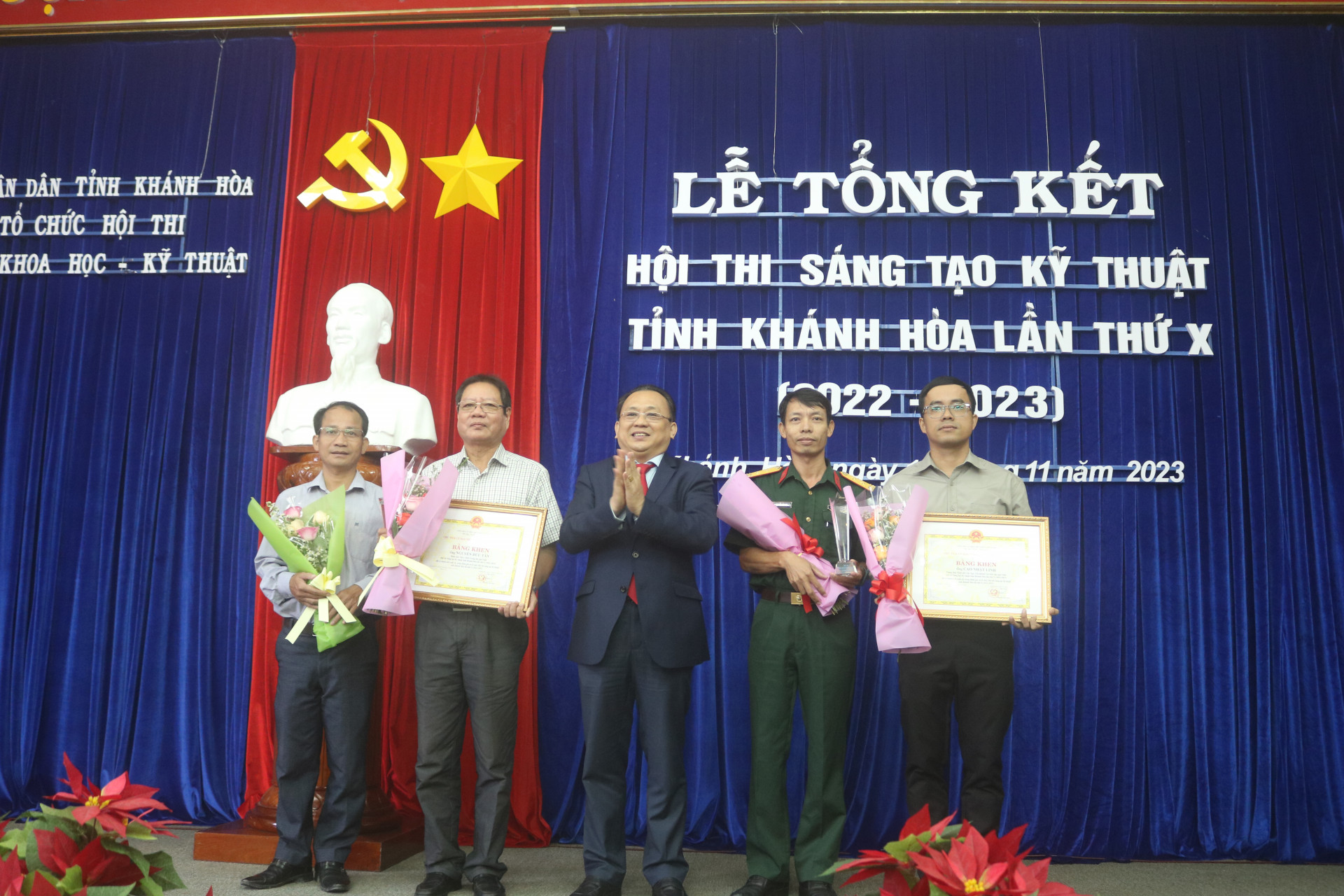 Ông Lê Hữu Hoàng trao giải nhất cho các nhóm tác giả đạt giải 