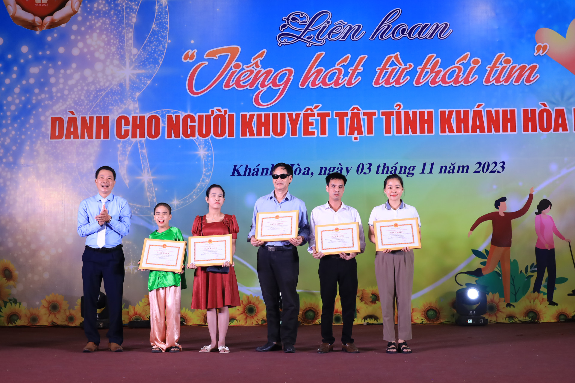 Lãnh đạo Sở Văn hóa và Thể thao Khánh Hòa trao giải Nhất toàn đoàn cho đại diện 5 đoàn nghệ thuật quần chúng xuất sắc.