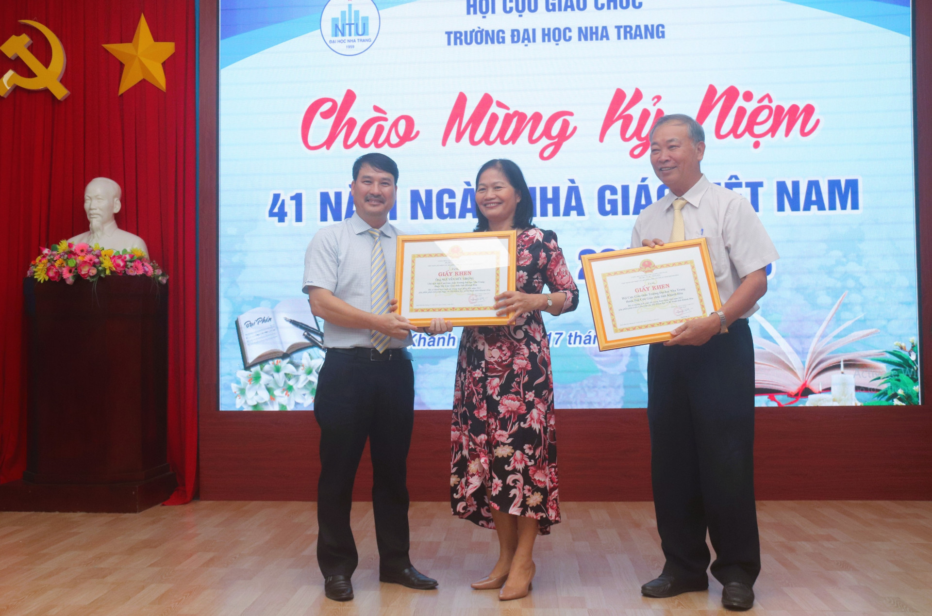 Tiến sĩ Khổng Trung Thắng - Bí thư Đảng ủy, Chủ tịch Hội đồng Trường Đại học Nha Trang trao giấy khen của Liên hiệp các Hội Khoa học kỹ thuật tỉnh cho các cựu giáo chức của trường. 