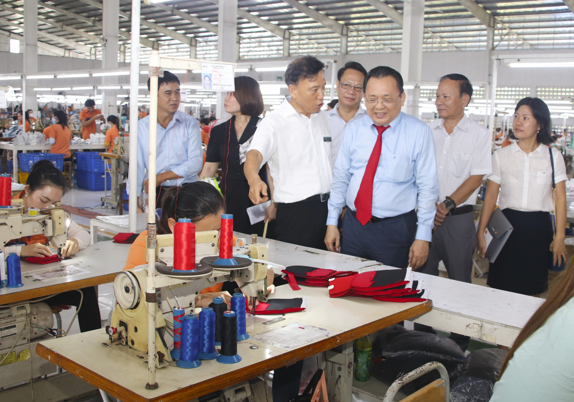 Lãnh đạo UBND tỉnh nắm bắt tình hình sản xuất tại một doanh nghiệp ở Khu Công nghiệp Suối Dầu. 
