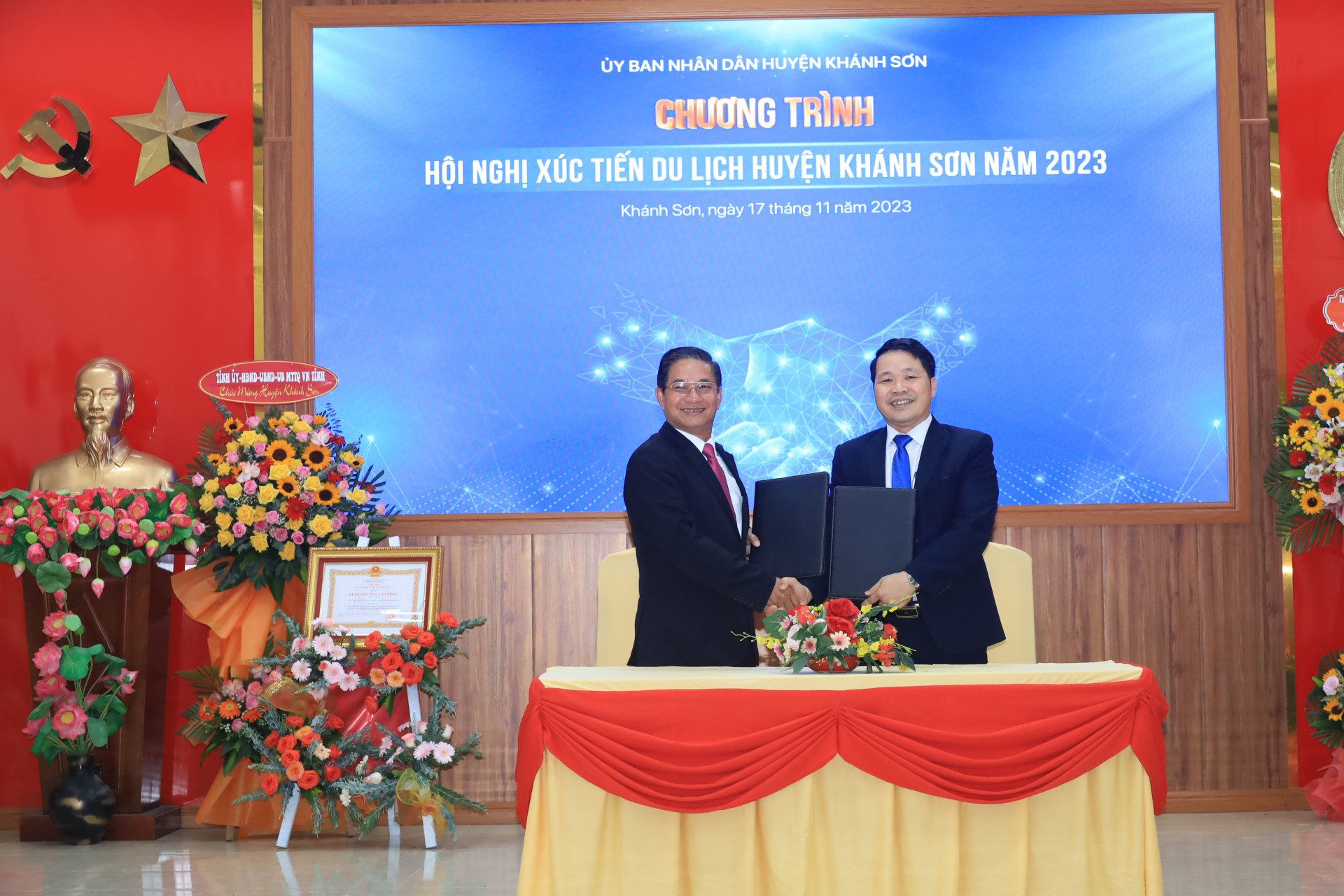 Lãnh đạo UBND huyện Khánh Sơn và lãnh đạo Trường Cao đẳng Du lịch Nha Trang ký kết biển bản ghi nhớ hợp tác