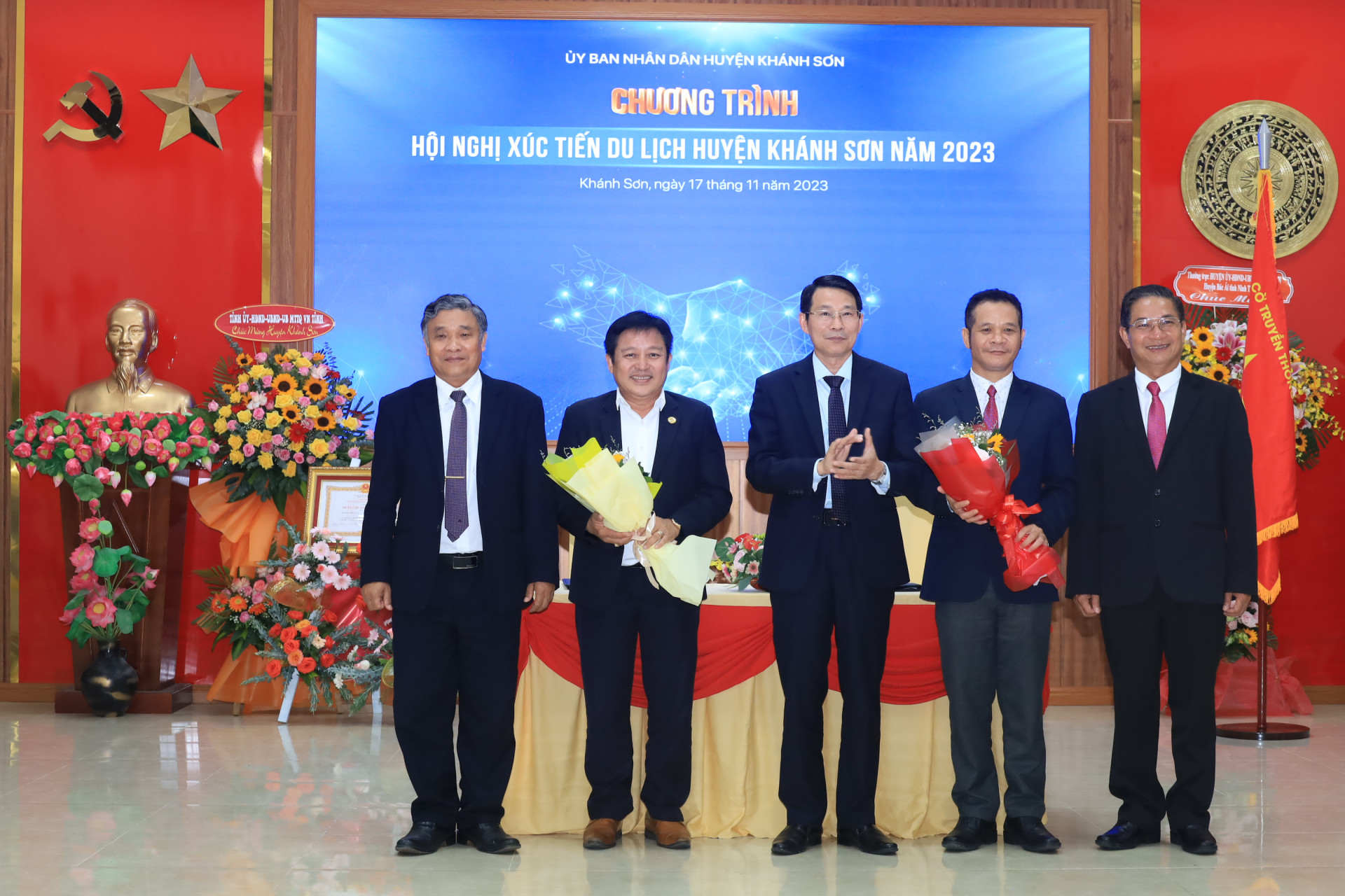 Đồng chí Đinh Văn Thiệu tặng hoa chúc mừng lãnh đạo huyện Khánh Sơn và lãnh đạo Hiệp hội Du lịch Nha Trang – Khánh Hòa ký kết thỏa thuận hợp tác