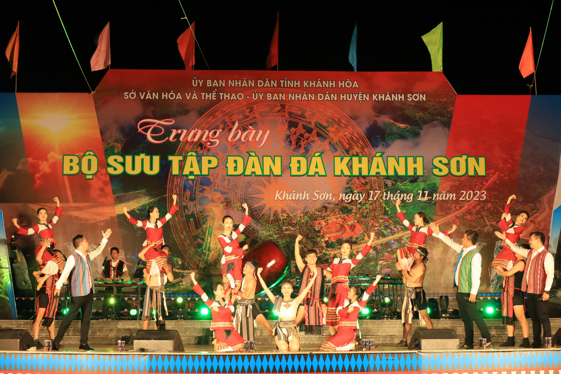 Chương trình văn nghệ mang màu sắc văn hóa truyền thống được các ca sĩ, diễn viên của Đoàn ca múa nhạc Hải Đăng mang đến cho khán giả huyện Khánh Sơn.